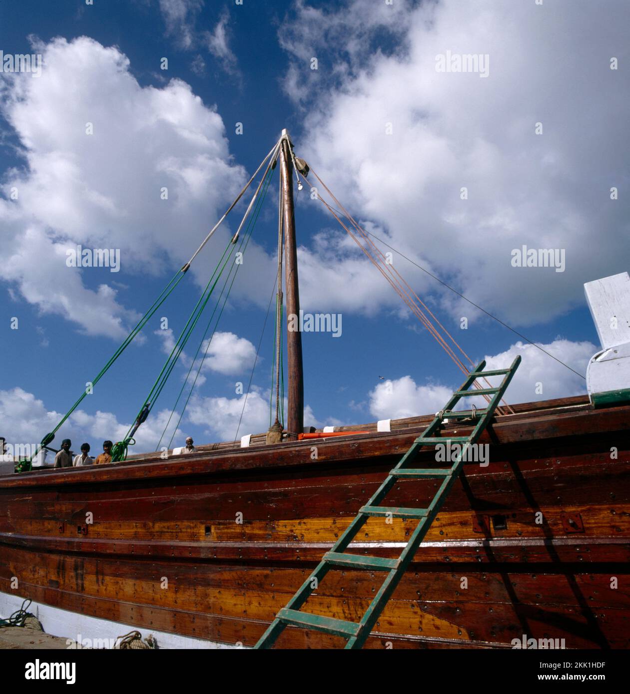 Sharjah UAE Dhow mit Leiter hoch zum Deck Sharjah Creek Stockfoto