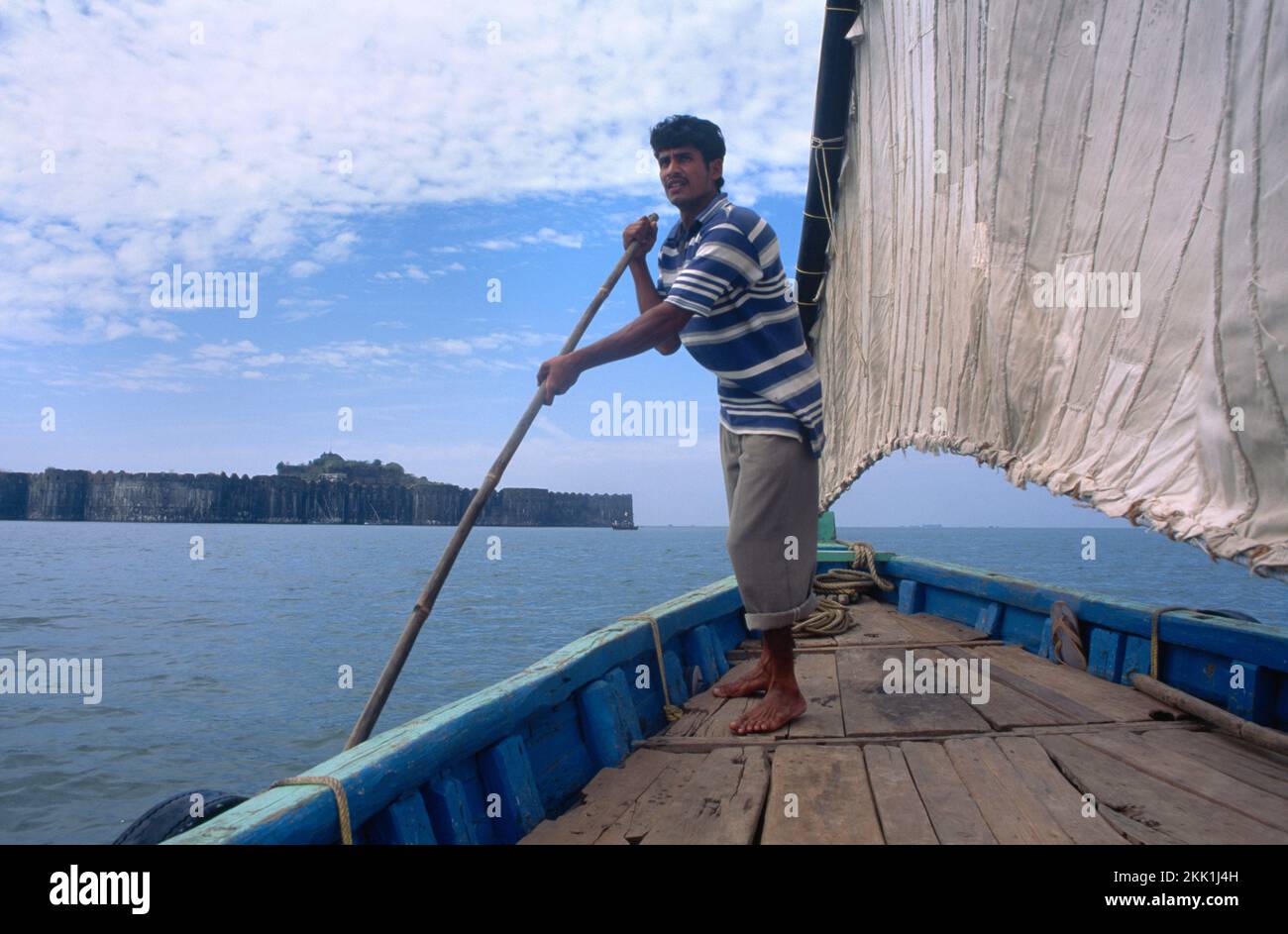 Alibag India Kolaba Fort Man Auf Dem Segelboot-Punt Stockfoto
