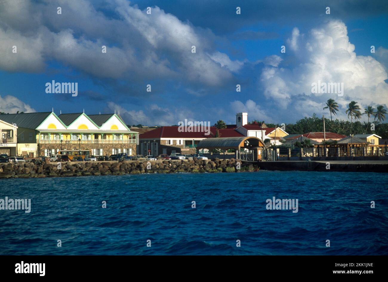 Blick auf den Hafen von Nevis Charlestown vom Meer Stockfoto