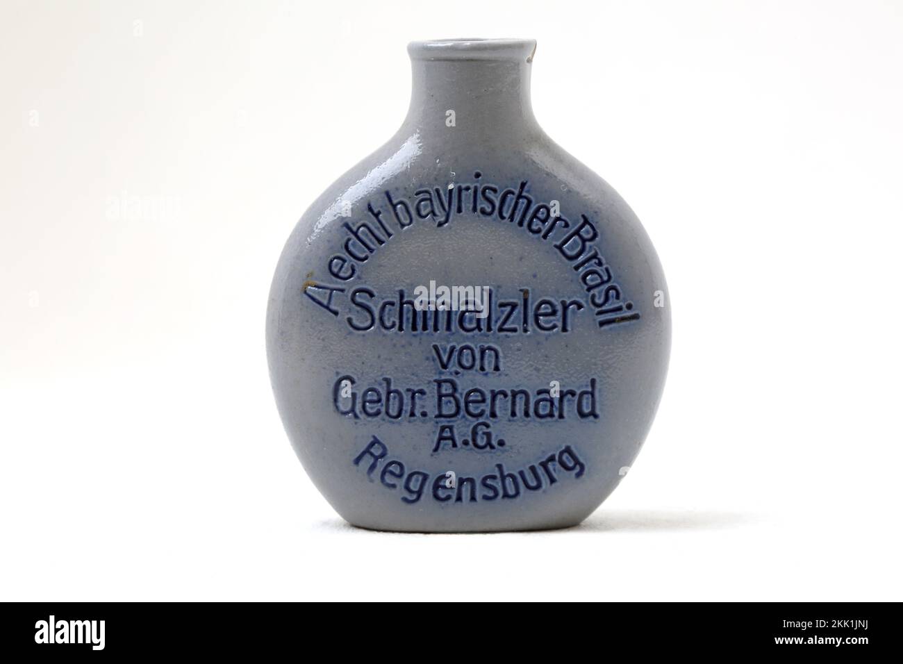 Schmalzlerfranzl Regensburg – Miniatur-Töpferflasche Im Deutschen Vintage-Stil Stockfoto