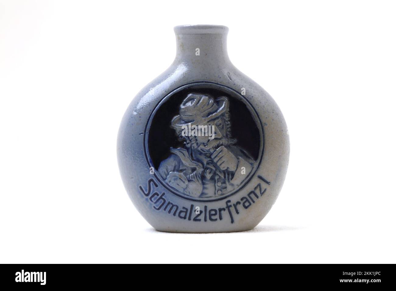 Schmalzlerfranzl Regensburg – Miniatur-Töpferflasche Im Deutschen Vintage-Stil Stockfoto