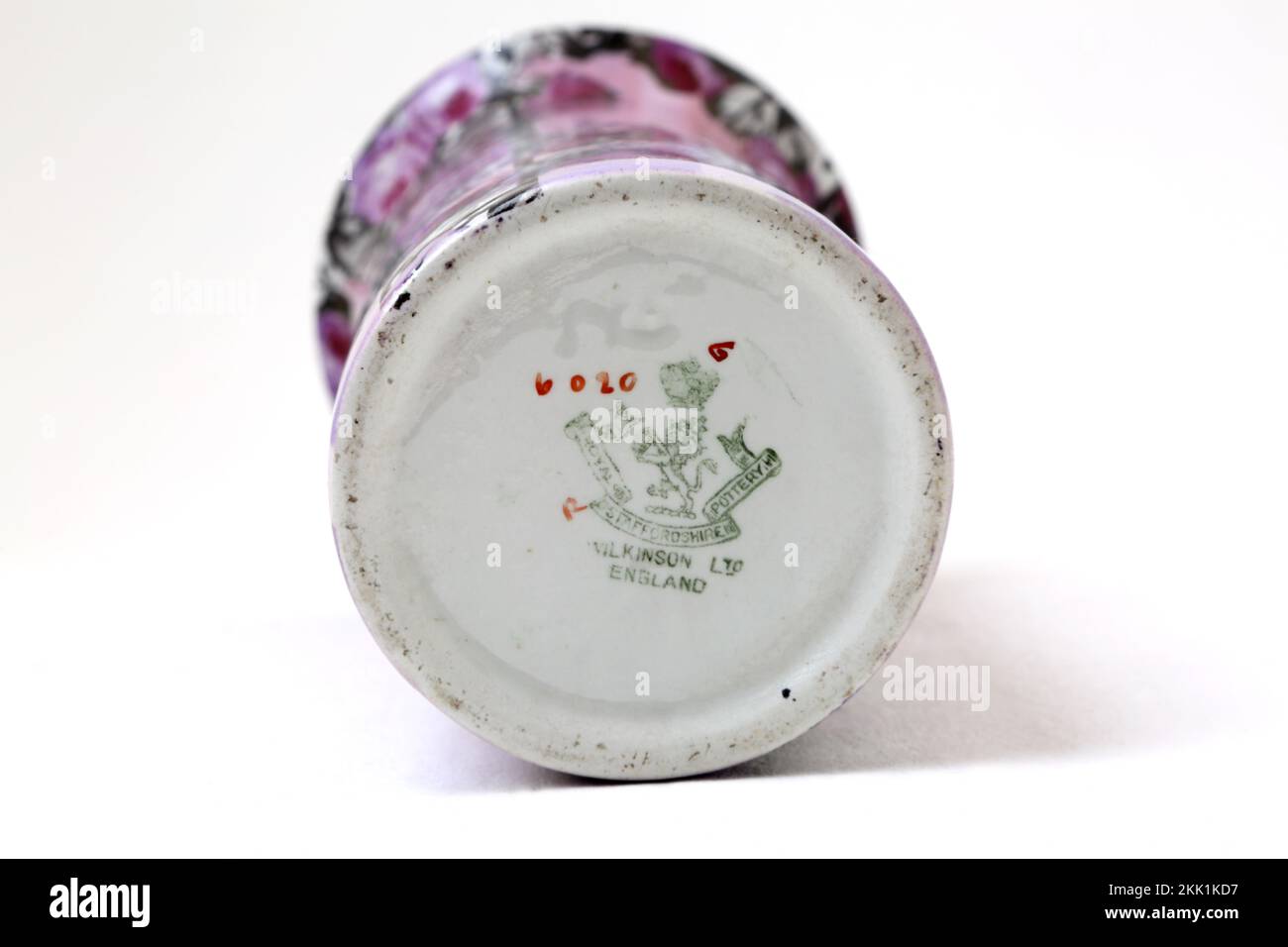Royal Staffordshire Pottery Rare Wilkinson's Rose Trellis Deco Mauve Lustre Vase Stamp on Base Stockfoto