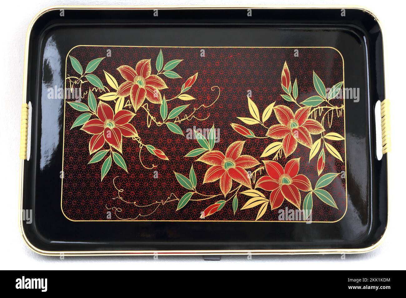 Traditionelles, lackiertes japanisches Tablett mit Poinsettias Stockfoto