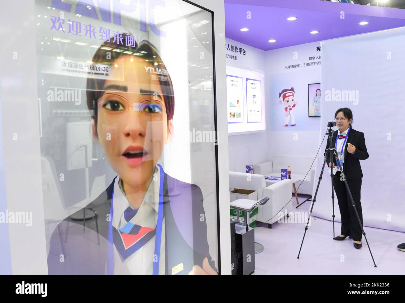 Shenzhen. 15.. November 2022. Dieses Foto wurde am 15. November 2022 aufgenommen und zeigt ein durch künstliche Intelligenz erzeugtes Porträt eines Besuchers an einem Stand der China Hi-Tech Fair (CHTF) 24. in Shenzhen, Südchina Provinz Guangdong. Kredit: Mao Siqian/Xinhua/Alamy Live News Stockfoto