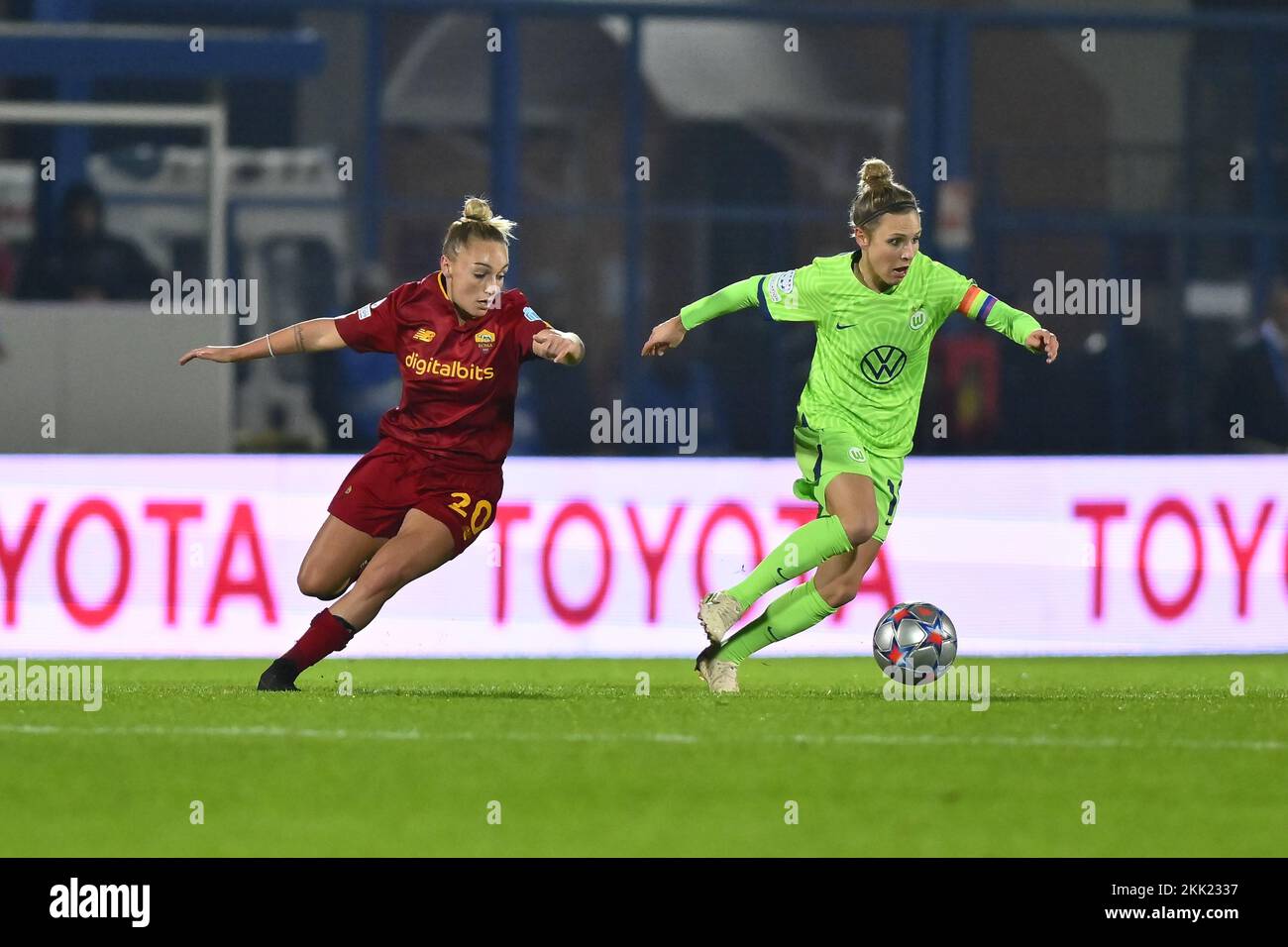 Svenja Huth von VfL Wolfsburg und Giada Greggi von AS Roma Women während des dritten Tages der Gruppenphase der UEFA Women's Champions League, Gruppe B, Stockfoto