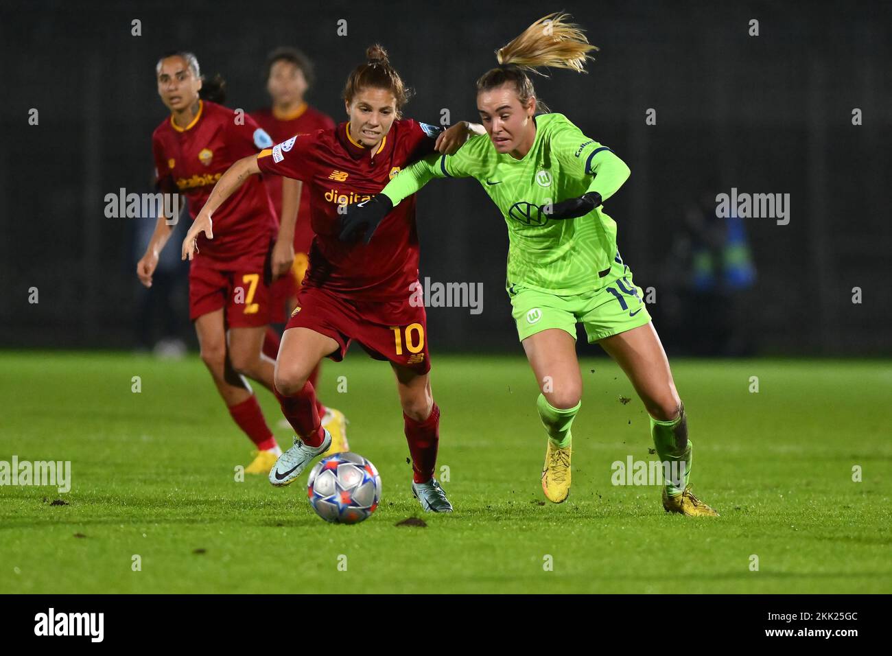 Jill Roord von VfL Wolfsburg und Manuela Giugliano von AS Roma Women während des dritten Tages der Gruppenphase der UEFA Women's Champions League, Gruppe Stockfoto