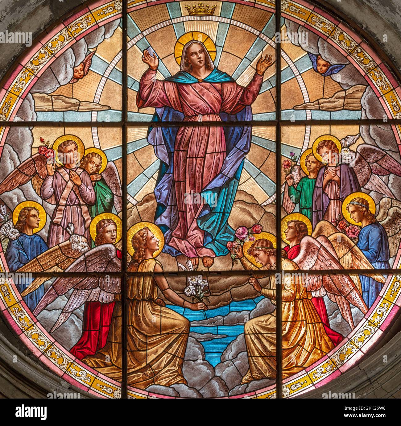 IVREA, ITALIEN - 15. JULI 2022: The Assumption in the Buntglas in the Church Santuario Monte Stella from Workroom Giannina from torino (20. Cent.). Stockfoto