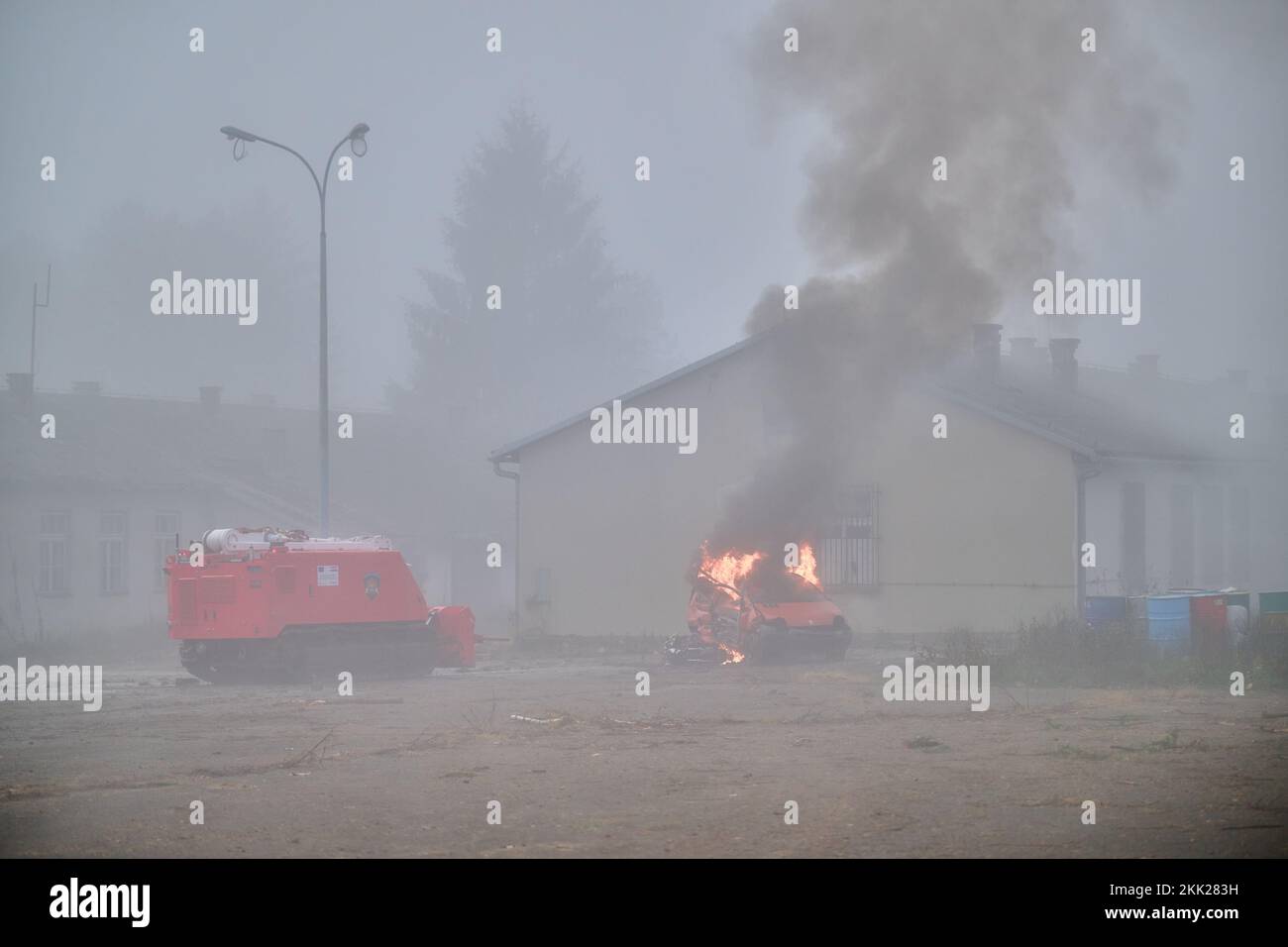 Eine Demonstration des Einsatzes vorhandener Roboter für Arbeiten unter extremen Bedingungen durch die Direktion Katastrophenschutz, eine Demonstration moderner Technologie als Reaktion auf moderne CBRN-Bedrohungen, durchgeführt von Mitgliedern der staatlichen Interventionseinheit für Katastrophenschutz; Das Ziel, den Betrieb von Robotern in einer extrem gefährlichen Zone zu demonstrieren, wurde am 25. November 2022 in der Direktion Katastrophenschutz des Logistikzentrums in Jastrebarsko (Kroatien) abgehalten. Foto: Davor Puklavec/PIXSELL Kredit: Pixsell Foto- und Videoagentur/Alamy Live News Stockfoto