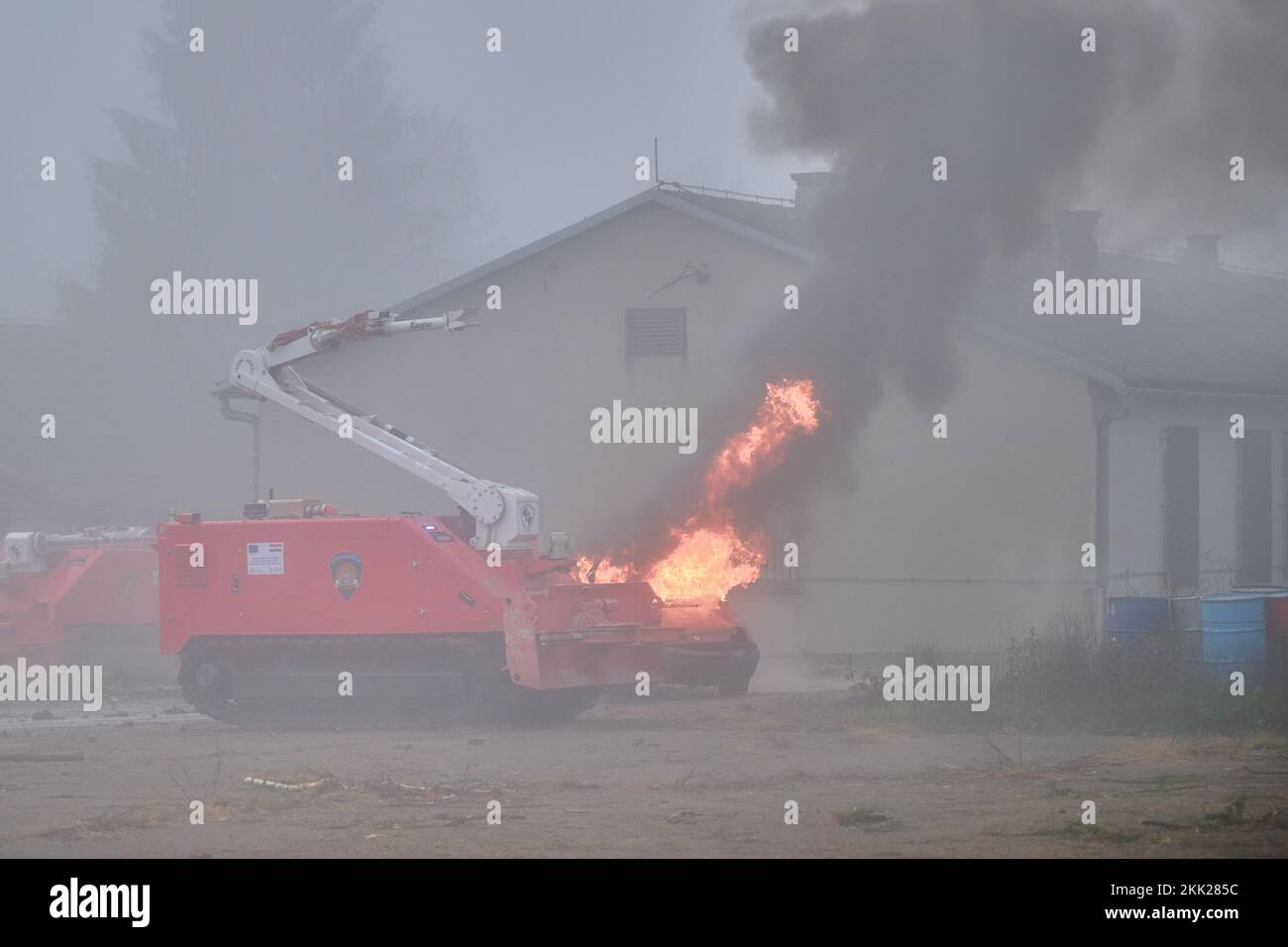 Eine Demonstration des Einsatzes vorhandener Roboter für Arbeiten unter extremen Bedingungen durch die Direktion Katastrophenschutz, eine Demonstration moderner Technologie als Reaktion auf moderne CBRN-Bedrohungen, durchgeführt von Mitgliedern der staatlichen Interventionseinheit für Katastrophenschutz; Das Ziel, den Betrieb von Robotern in einer extrem gefährlichen Zone zu demonstrieren, wurde am 25. November 2022 in der Direktion Katastrophenschutz des Logistikzentrums in Jastrebarsko (Kroatien) abgehalten. Foto: Davor Puklavec/PIXSELL Kredit: Pixsell Foto- und Videoagentur/Alamy Live News Stockfoto