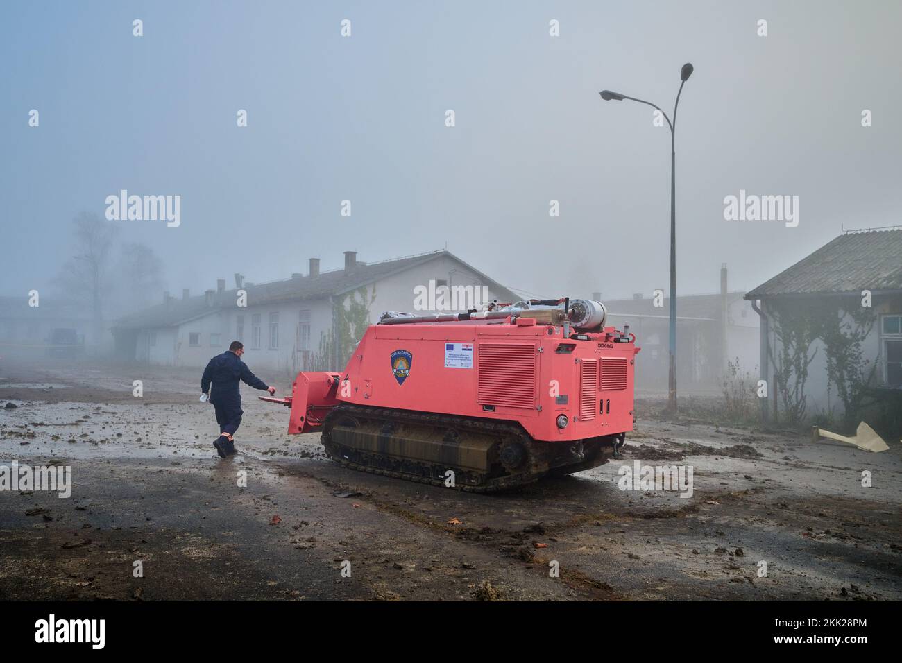 Eine Demonstration des Einsatzes vorhandener Roboter für Arbeiten unter extremen Bedingungen durch die Direktion Katastrophenschutz, eine Demonstration moderner Technologie als Reaktion auf moderne CBRN-Bedrohungen, durchgeführt von Mitgliedern der staatlichen Interventionseinheit für Katastrophenschutz; Das Ziel, den Betrieb von Robotern in einer extrem gefährlichen Zone zu demonstrieren, wurde am 25. November 2022 in der Direktion Katastrophenschutz des Logistikzentrums in Jastrebarsko (Kroatien) abgehalten. Foto: Davor Puklavec/PIXSELL Kredit: Pixsell Foto- und Videoagentur/Alamy Live News Stockfoto