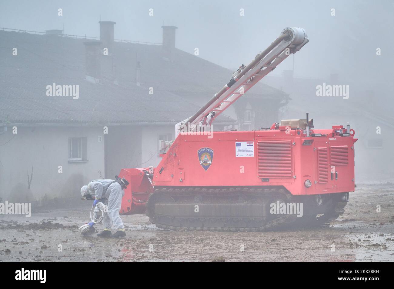 Eine Demonstration des Einsatzes vorhandener Roboter für Arbeiten unter extremen Bedingungen durch die Direktion Katastrophenschutz, eine Demonstration moderner Technologie als Reaktion auf moderne CBRN-Bedrohungen, durchgeführt von Mitgliedern der staatlichen Interventionseinheit für Katastrophenschutz; Das Ziel, den Betrieb von Robotern in einer extrem gefährlichen Zone zu demonstrieren, wurde am 25. November 2022 in der Direktion Katastrophenschutz des Logistikzentrums in Jastrebarsko (Kroatien) abgehalten. Foto: Davor Puklavec/PIXSELL Kredit: Pixsell Foto- und Videoagentur/Alamy Live News Stockfoto