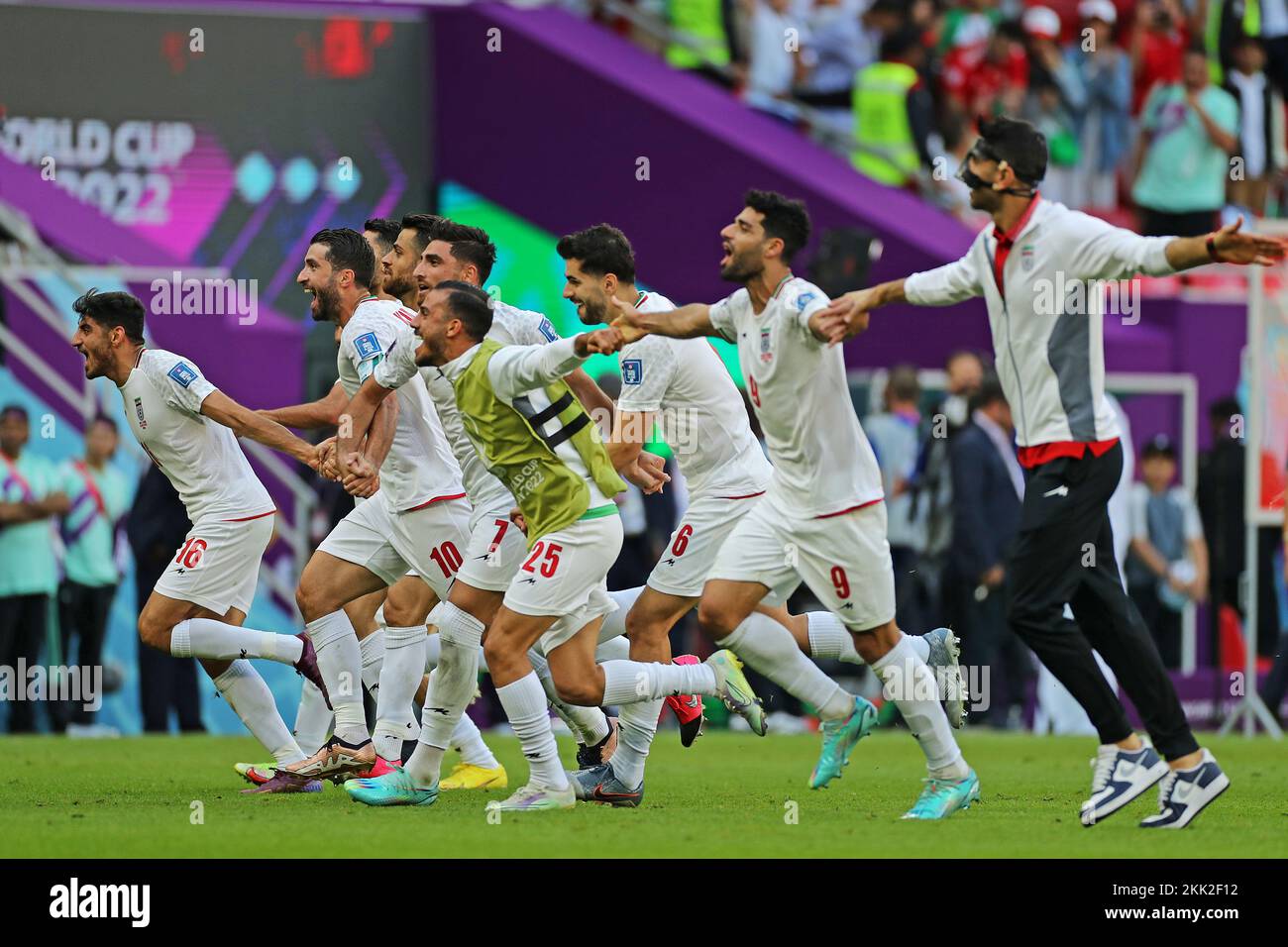 25.. November 2022; Ahmed bin Ali Stadium, Al Rayyan, Katar; FIFA Fußball-Weltmeisterschaft, Wales gegen Iran; Spieler des Iran feiert seinen 2-0-Sieg in Vollzeit Stockfoto