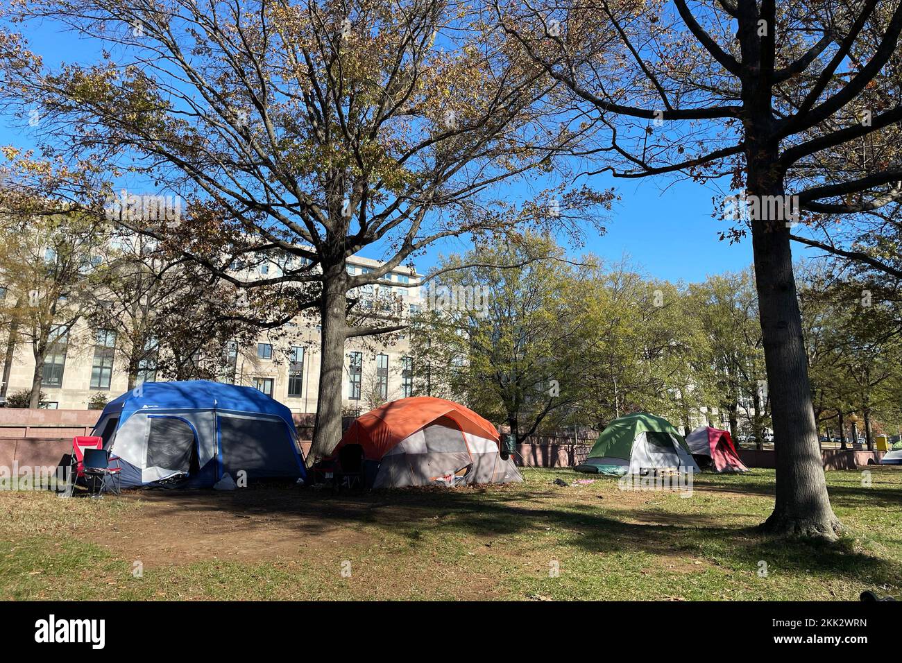 Washington DC, USA. 25.. November 2022. Zelte von Obdachlosen sind in Washington, DC, USA, am 23. November 2022 zu sehen. Kredit: Liu Jie/Xinhua/Alamy Live News Stockfoto