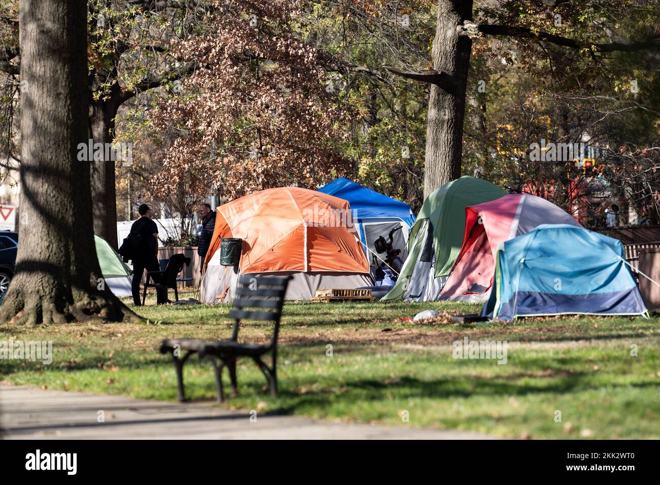 Washington DC, USA. 25.. November 2022. Zelte von Obdachlosen sind in Washington, DC, USA, am 23. November 2022 zu sehen. Kredit: Liu Jie/Xinhua/Alamy Live News Stockfoto