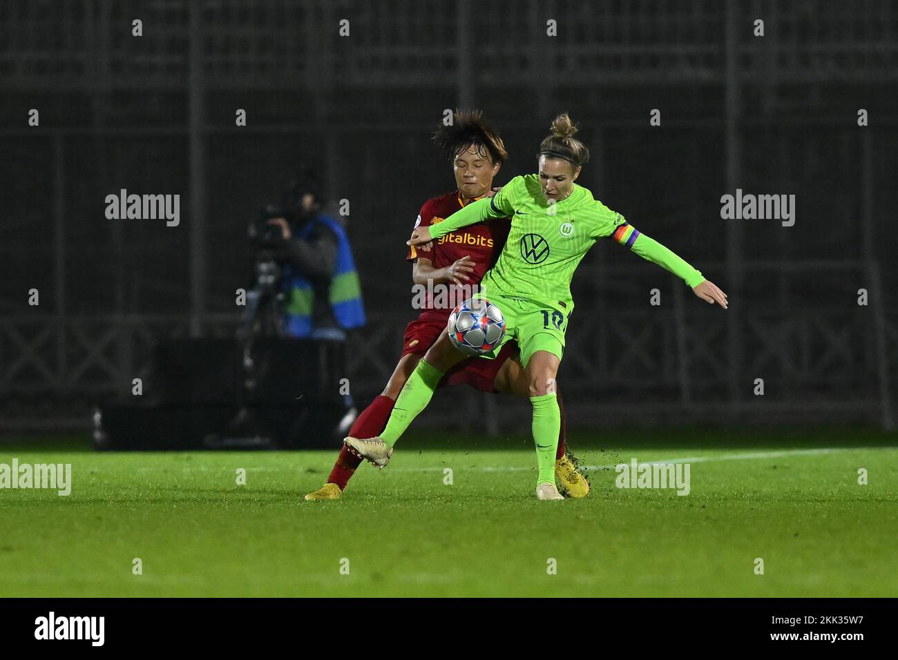 Svenja Huth von VfL Wolfsburg und Moeka Minami von AS Roma Women während des dritten Tages der Gruppenphase der UEFA Women's Champions League, Gruppe B, Stockfoto