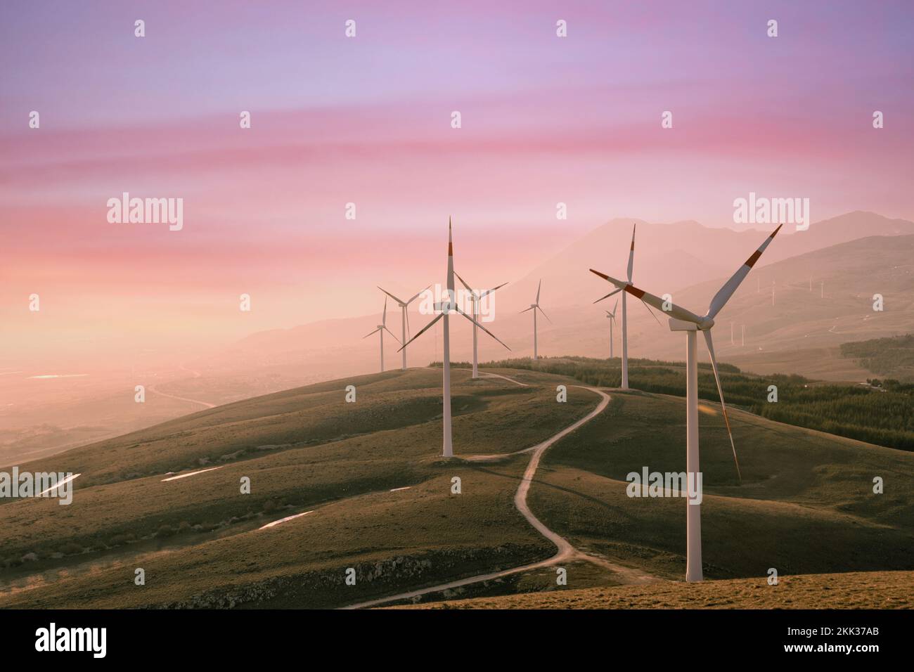 Ein Windpark oder Windpark bei Sonnenuntergang in den Bergen Italiens in Europa, der die Realisierung sauberer Energie ermöglicht. Es handelt sich um nachhaltige, erneuerbare Energien Stockfoto