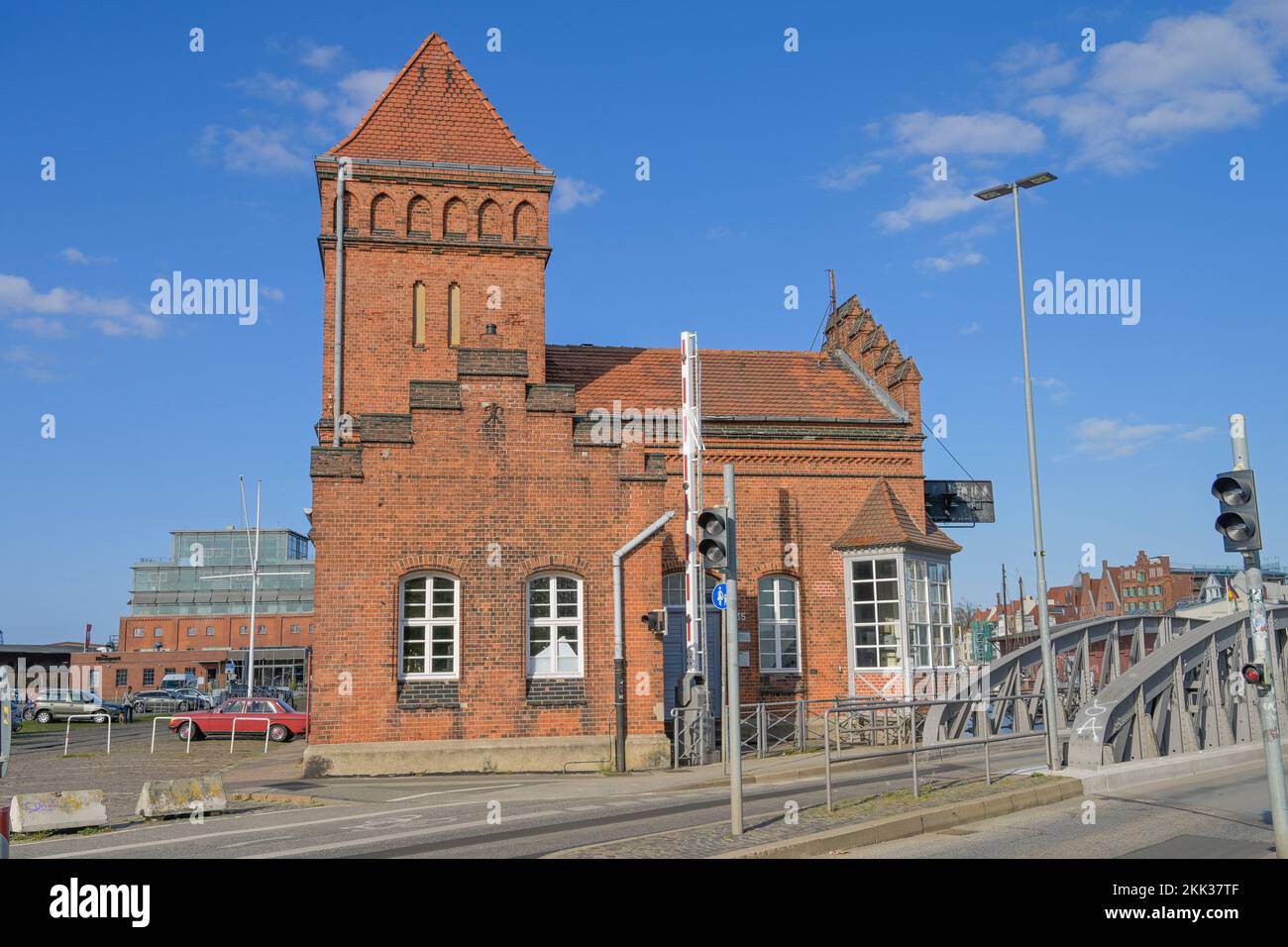 Brückenhaus an der Drehbrücke, Willy-Brandt-Straße, Trave, Lübeck, Schleswig-Holstein, Deutschland Stockfoto