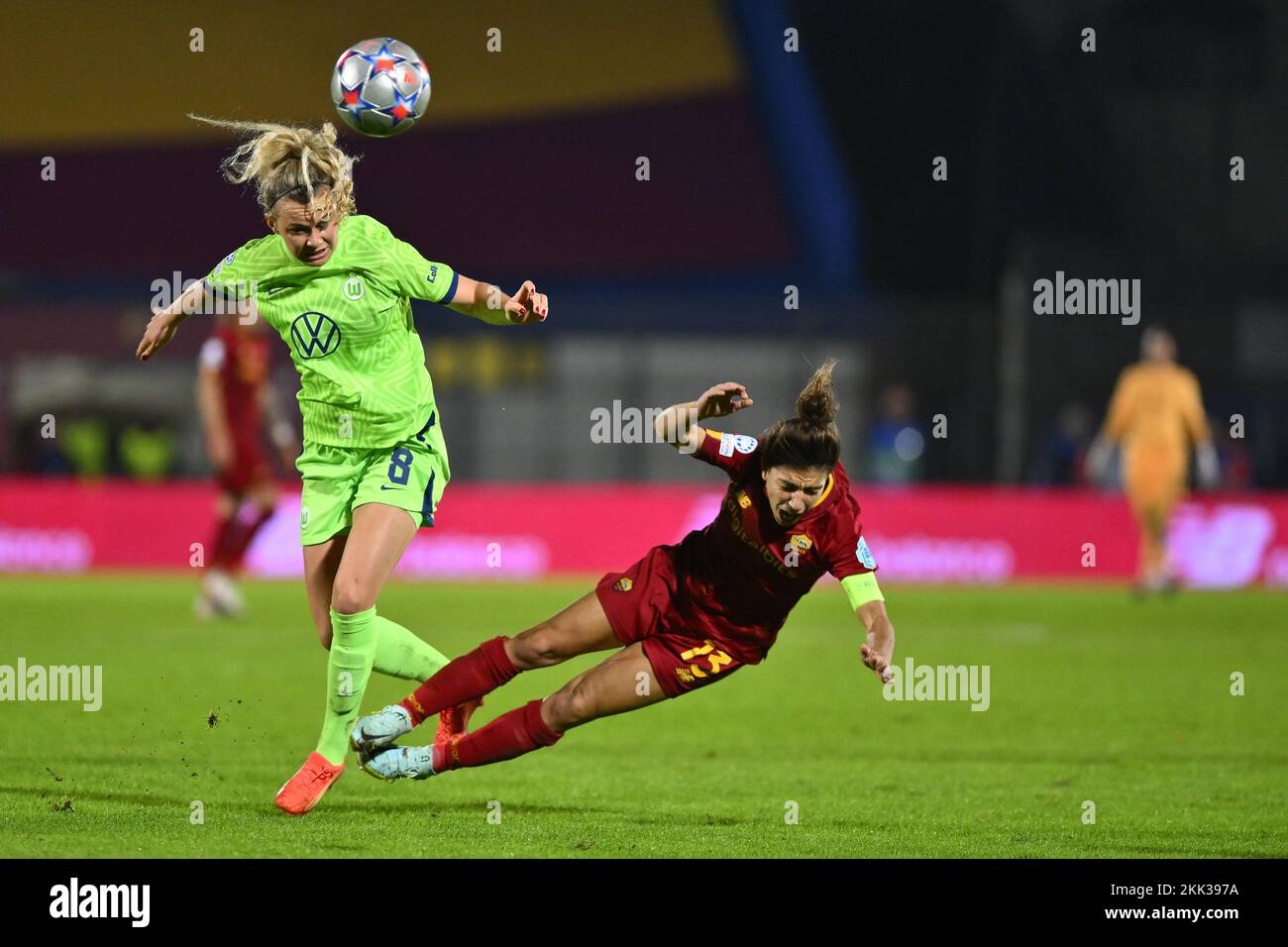 Lena Lattwein von der VfL Wolfsburg und Elisa Bartoli von AS Roma Women während des dritten Tages der Gruppenphase der UEFA Women's Champions League, Gruppe Stockfoto