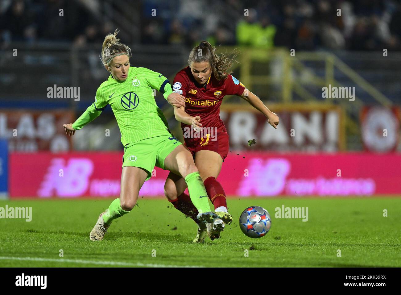 Kathrin-Julia Hendrich von VfL Wolfsburg und Emilie Bosshard Haavi von A.S. Roma am dritten Tag der Gruppenphase der UEFA Women's Champions L Stockfoto