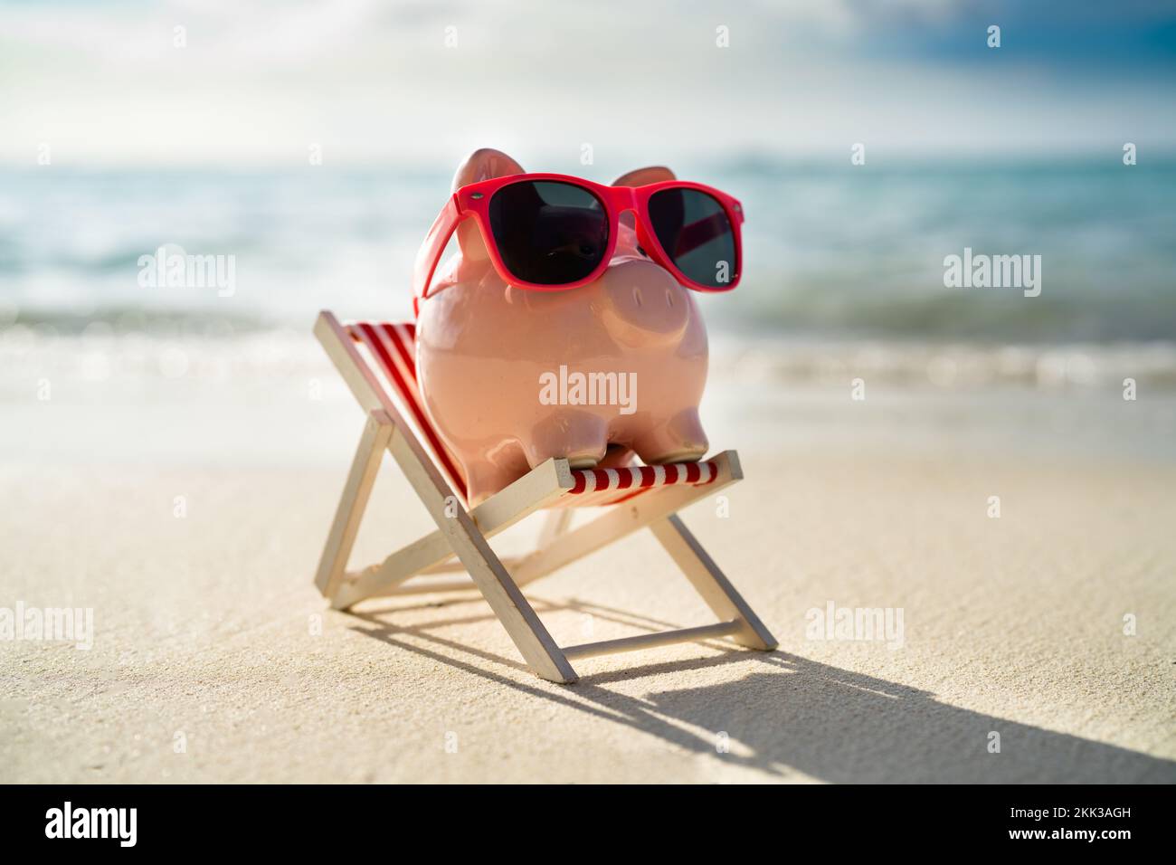 Rosa Piggy Bank Objekt Im Urlaub Am Strand Stockfoto