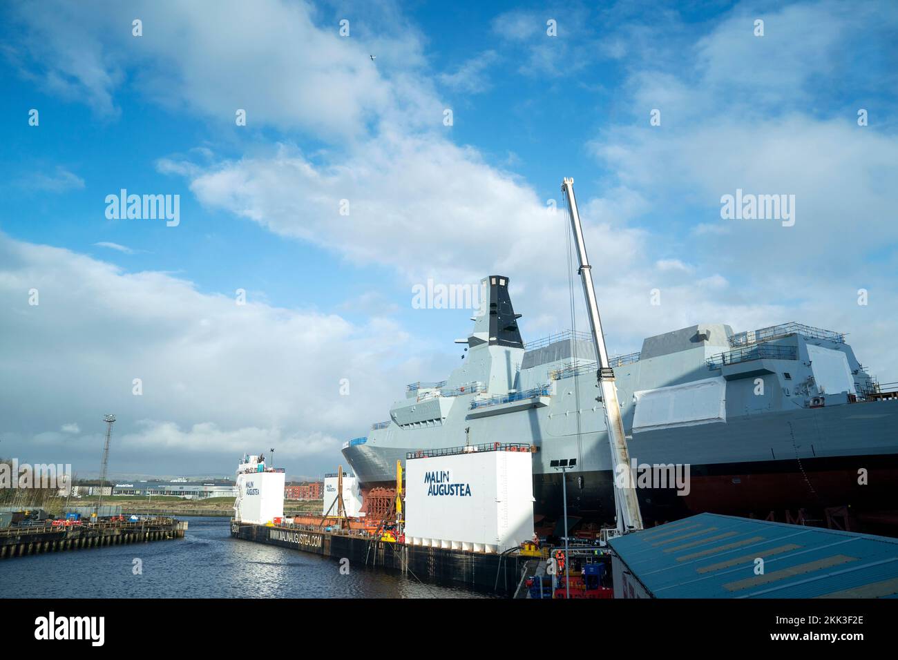 HMS Glasgow wird auf einem Kahn auf der BAE Govan Werft in Glasgow manövriert, bevor sie zur nahe gelegenen Scotstoun Werft am Fluss Clyde gebracht wird. HMS Glasgow ist die erste Fregatte des Typs 26, die auf der Clyde gebaut wurde. Foto: Freitag, 25. November 2022. Stockfoto