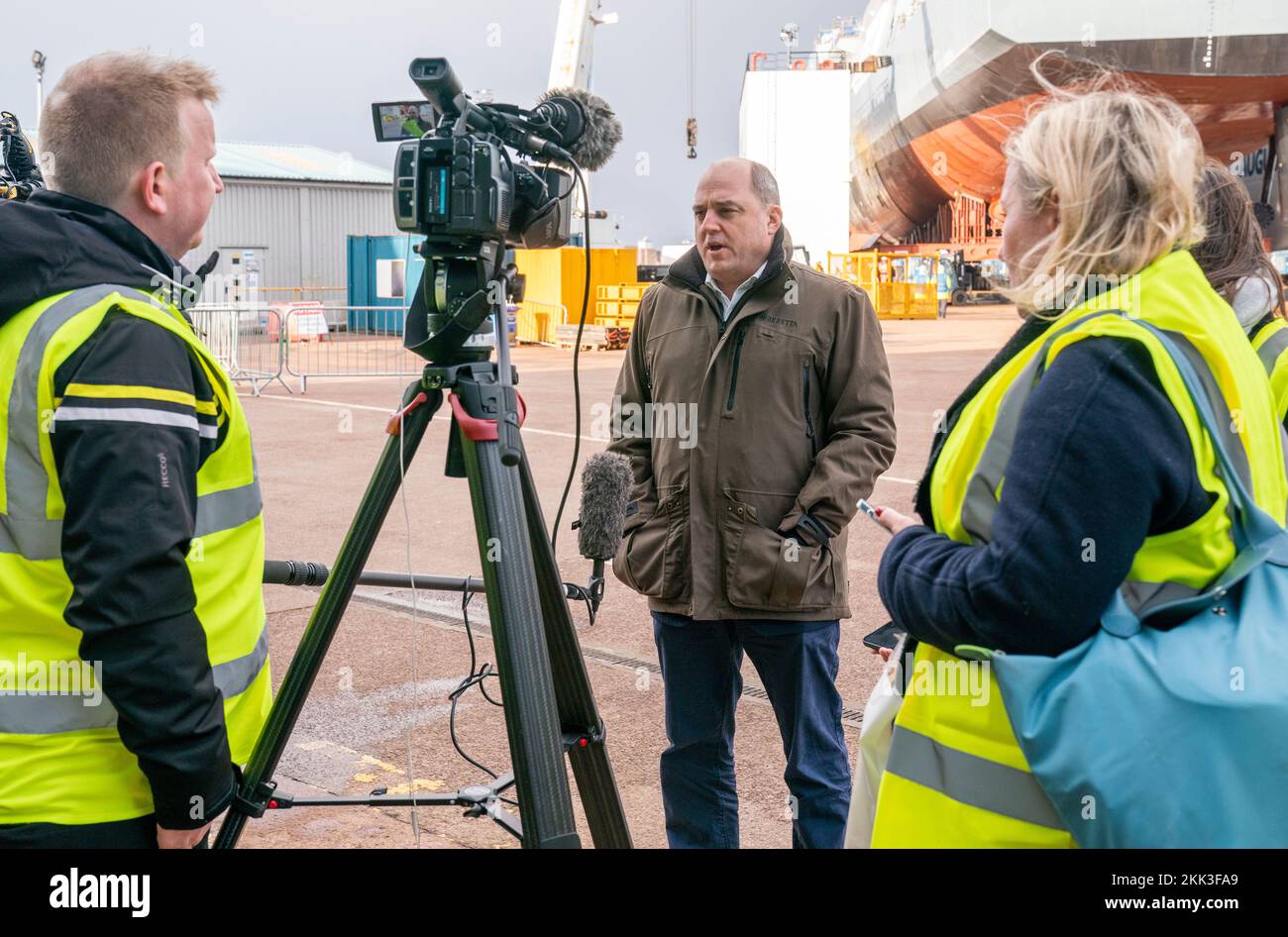 Verteidigungsminister Ben Wallace spricht mit den Medien während eines Besuchs in der BAE Govan Werft in Glasgow, um den Bau der ersten drei Typ-26-Fregatten, darunter HMS Glasgow, zu sehen. Foto: Freitag, 25. November 2022. Stockfoto