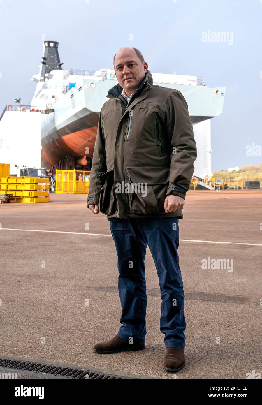 Verteidigungsminister Ben Wallace bei einem Besuch der BAE Govan Werft in Glasgow, um die Bauten der ersten drei Typ-26-Fregatten zu sehen, darunter HMS Glasgow. Foto: Freitag, 25. November 2022. Stockfoto