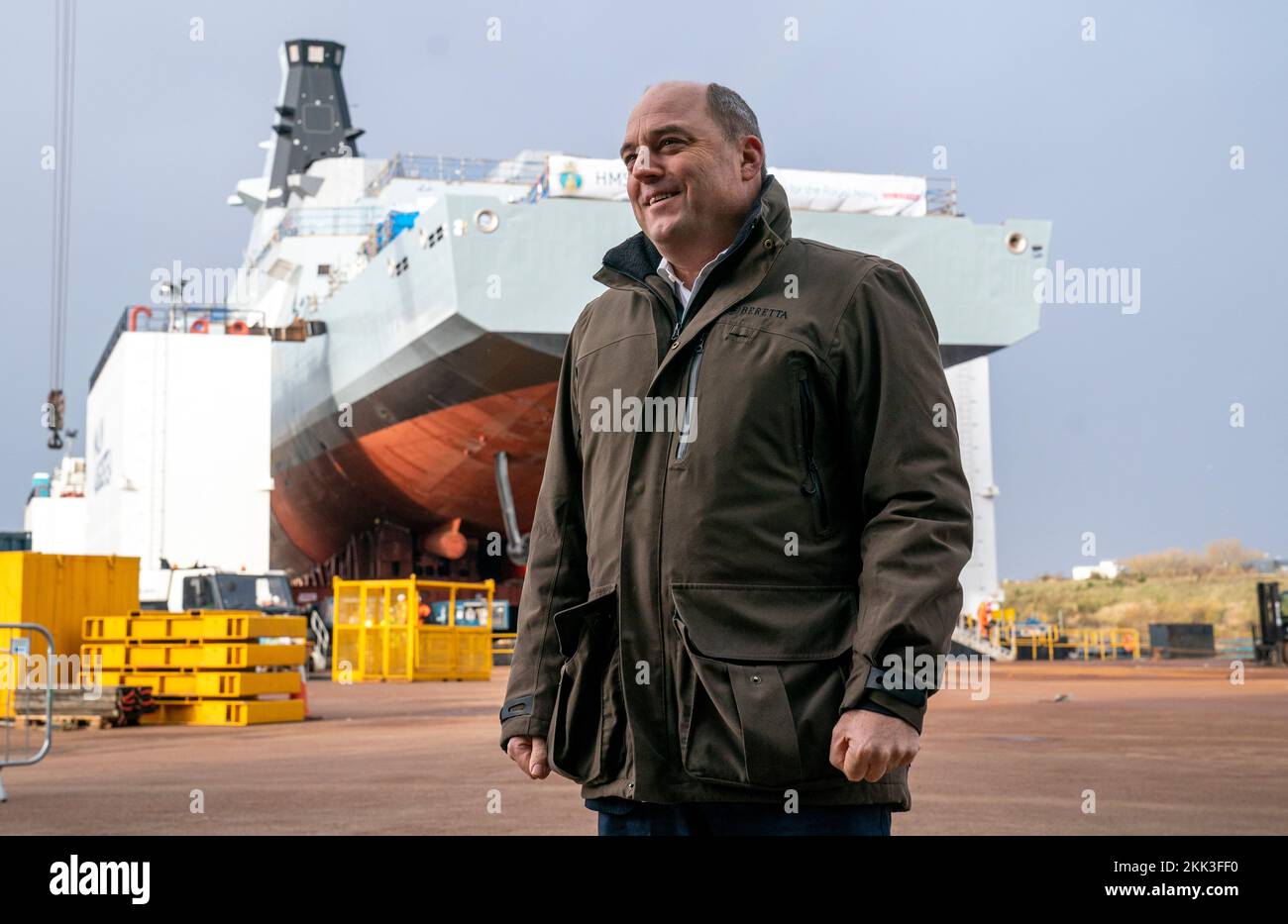 Verteidigungsminister Ben Wallace bei einem Besuch der BAE Govan Werft in Glasgow, um die Bauten der ersten drei Typ-26-Fregatten zu sehen, darunter HMS Glasgow. Foto: Freitag, 25. November 2022. Stockfoto