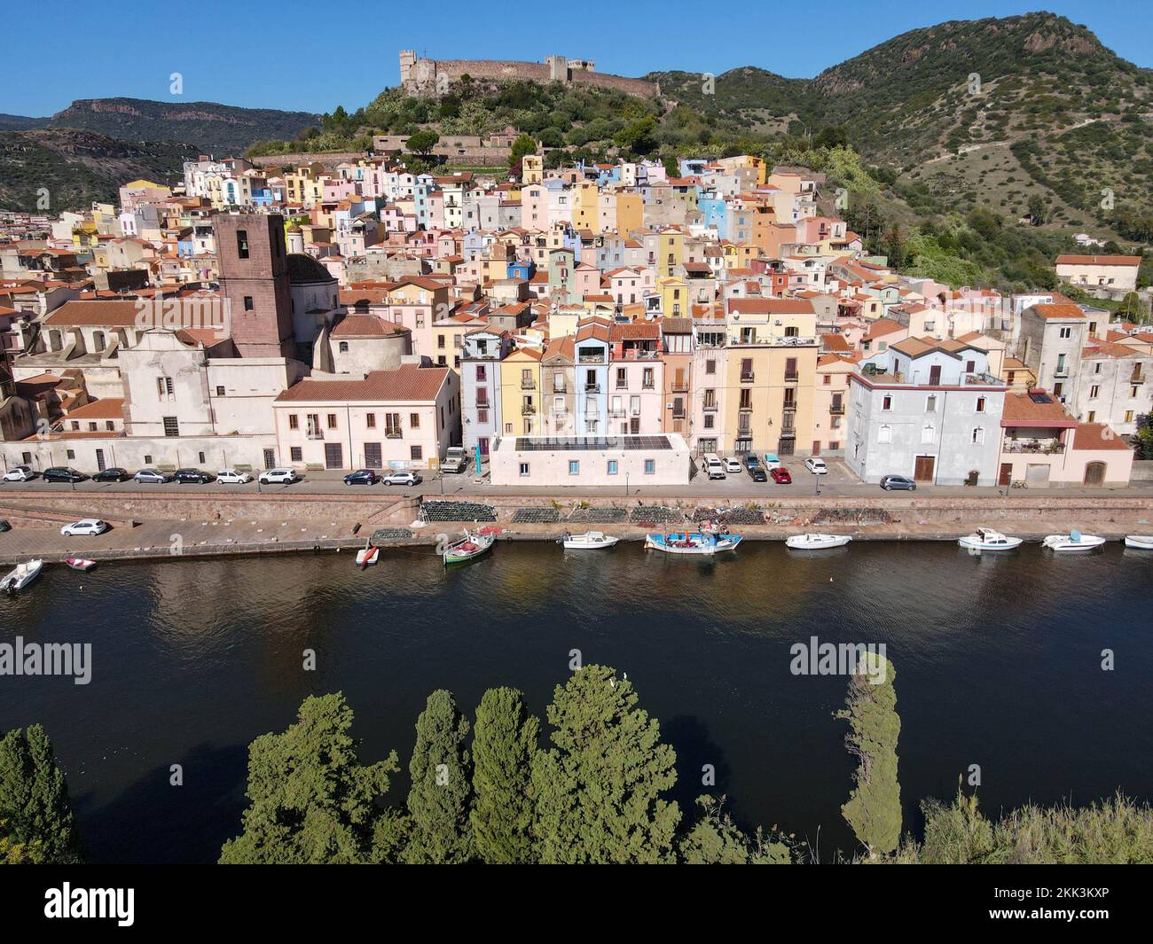 Blick auf die Drohne im Dorf Bosa auf Sardinien in Italien Stockfoto