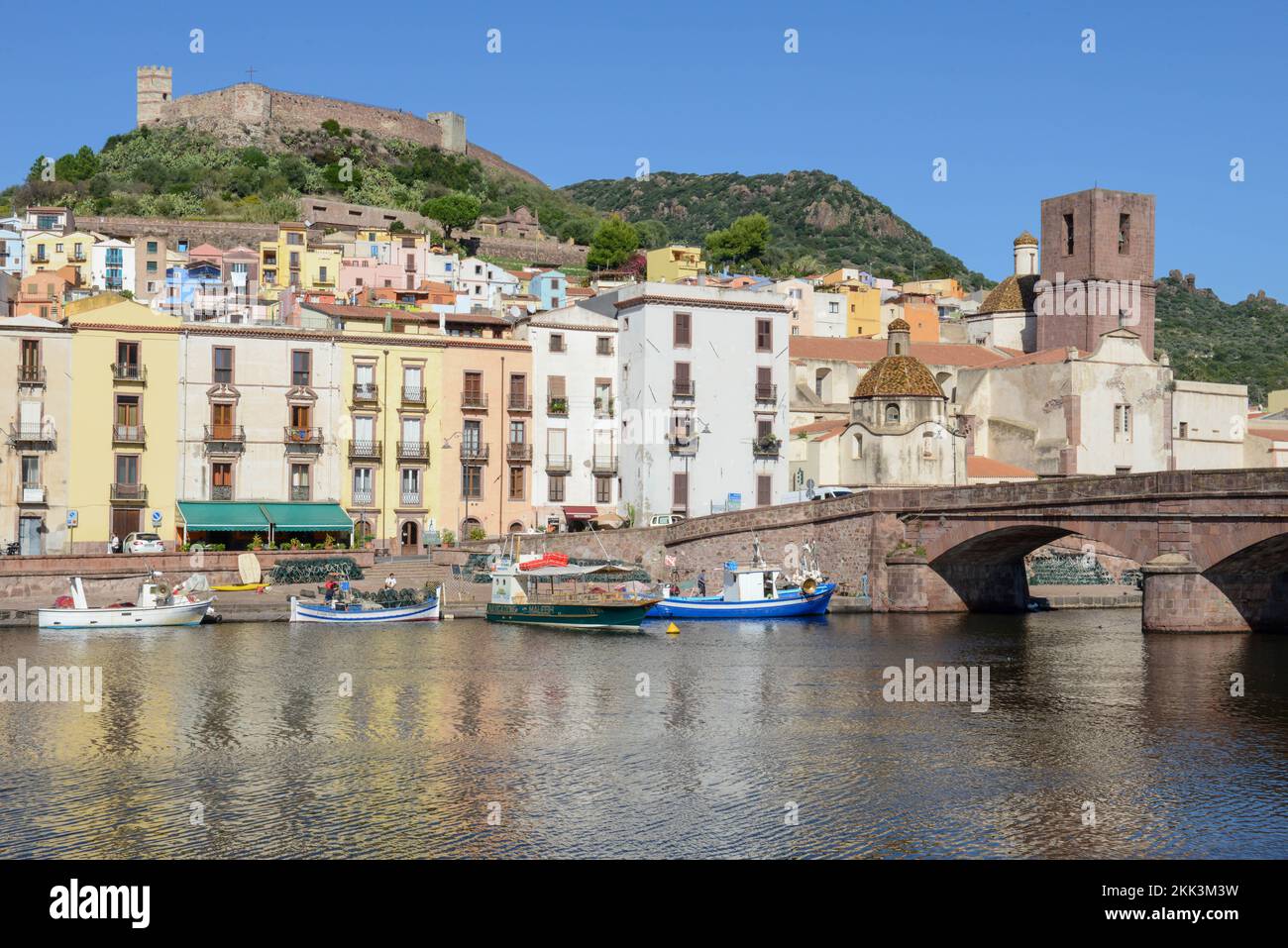 Blick auf das Dorf Bosa auf Sardinien in Italien Stockfoto
