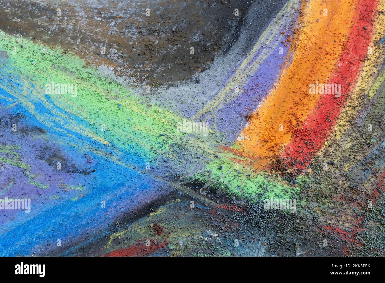Ein Künstler, der kreative Regenbogen schneidet, aber gebrochen ist und sich mit angesammeltem Staub von Kreidetrocknen in Pastellfarben überschneidet Stockfoto