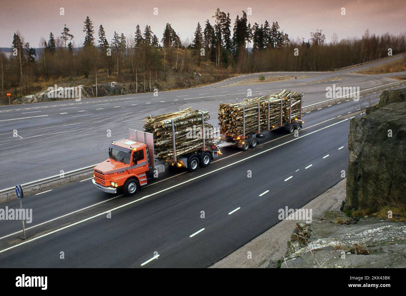 Scania 143 konventioneller Holzstapler mit Fahrerhaus in Schweden Stockfoto