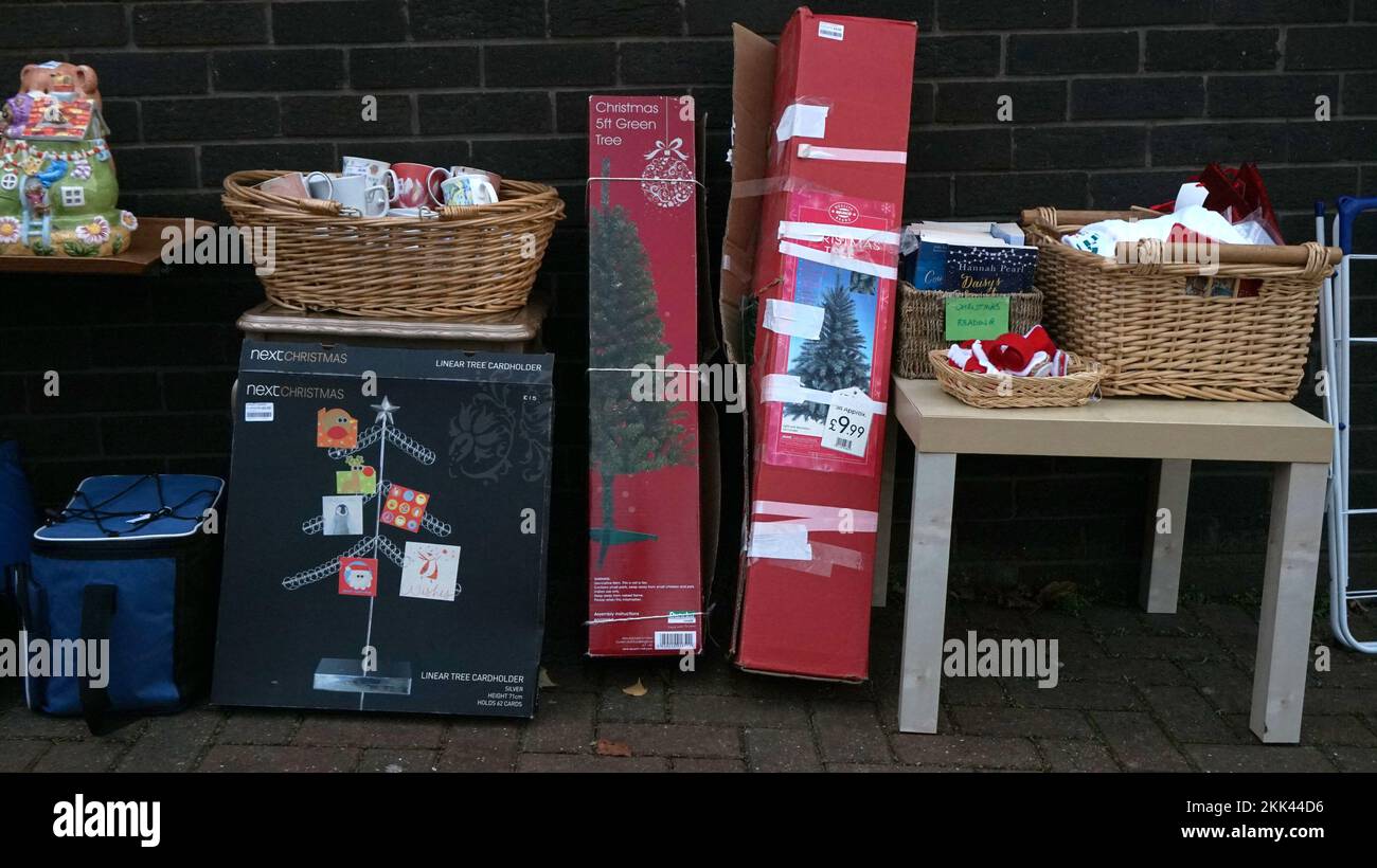 Schmuddelige Gebrauchtweihnachtsgegenstände vor einem Wohltätigkeitsladen, Chesterfield. Entsorgte und recycelte Artikel. Dieses Display ist ein ziemlich geschmackloses Beispiel! Stockfoto