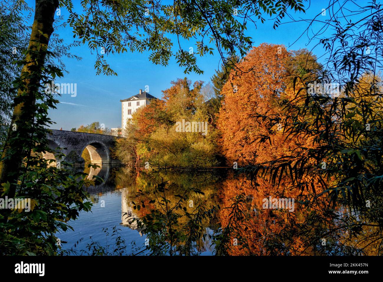 Die Alte Lahn-Brücke in Limburg im Herbst Stockfoto