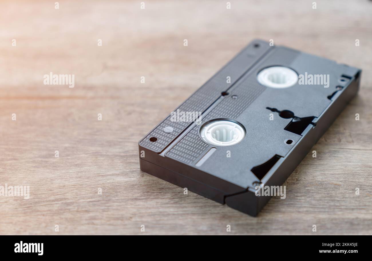 Nahaufnahme Videokassette auf Holztisch. Welttag des audiovisuellen Erbes. Stockfoto