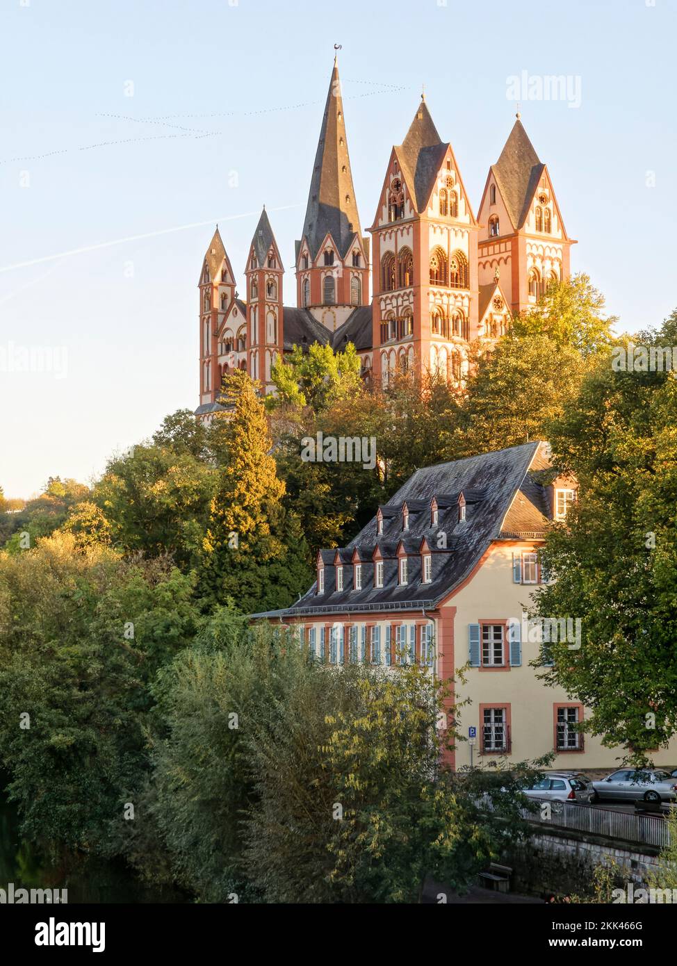 Blick auf den Limburger Dom über den Lahn im Herbst. Stockfoto