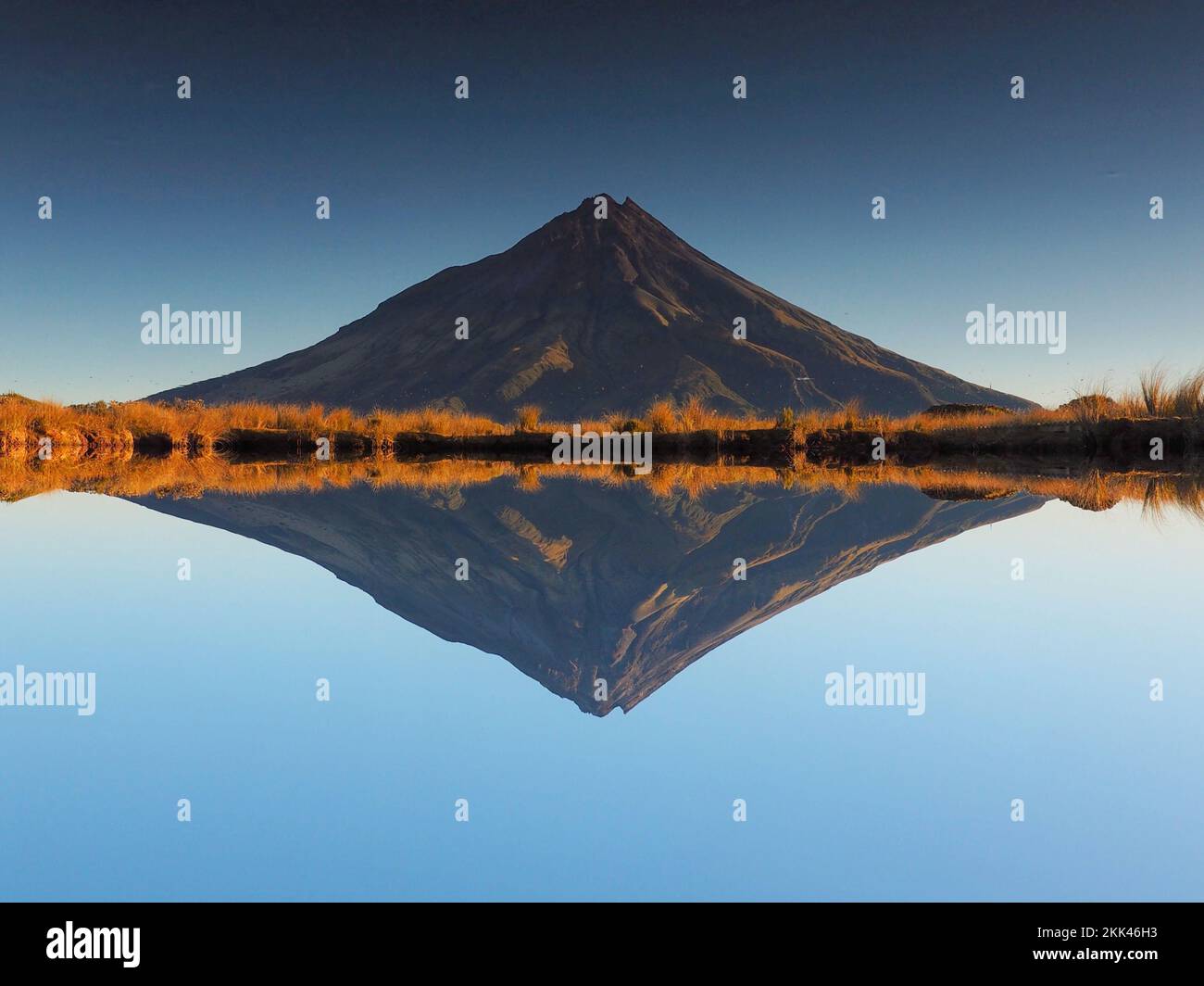 Der Berg Taranaki spiegelte sich im Wasser eines kleinen tarn Stockfoto