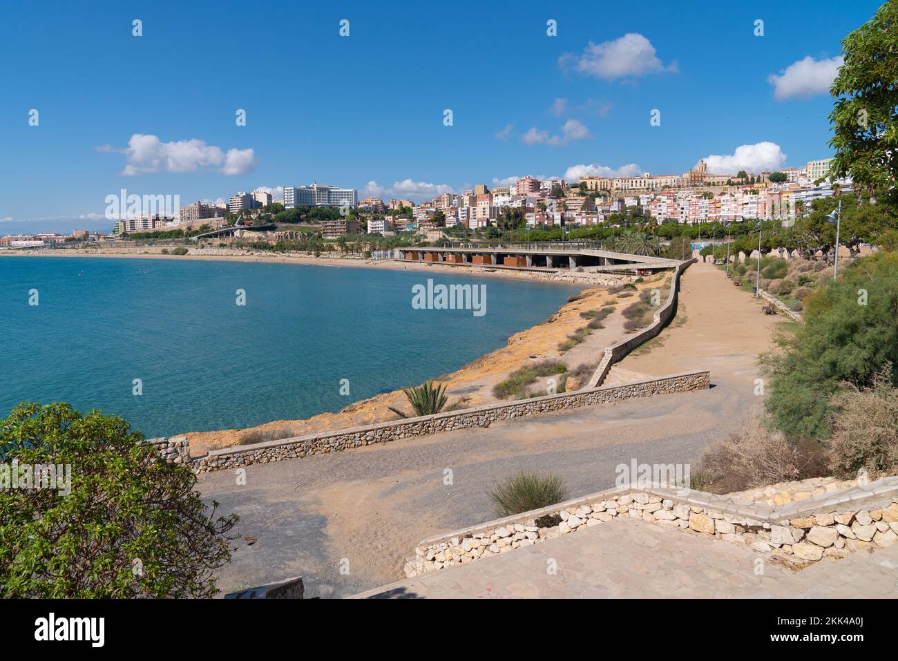 Tarragona Spanien Platja del Miracle Strand Costa Dorada mit blauem Mittelmeer Stockfoto