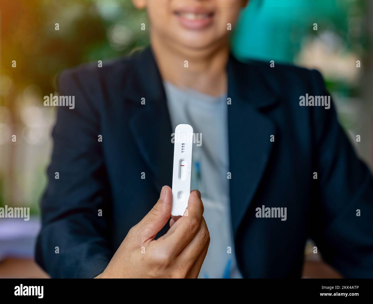 Nahaufnahme einer weiblichen Hand mit negativem Antigen-Test auf COVID-19. Entspannen Sie sich, wenn das Testergebnis negativ ist. Stockfoto
