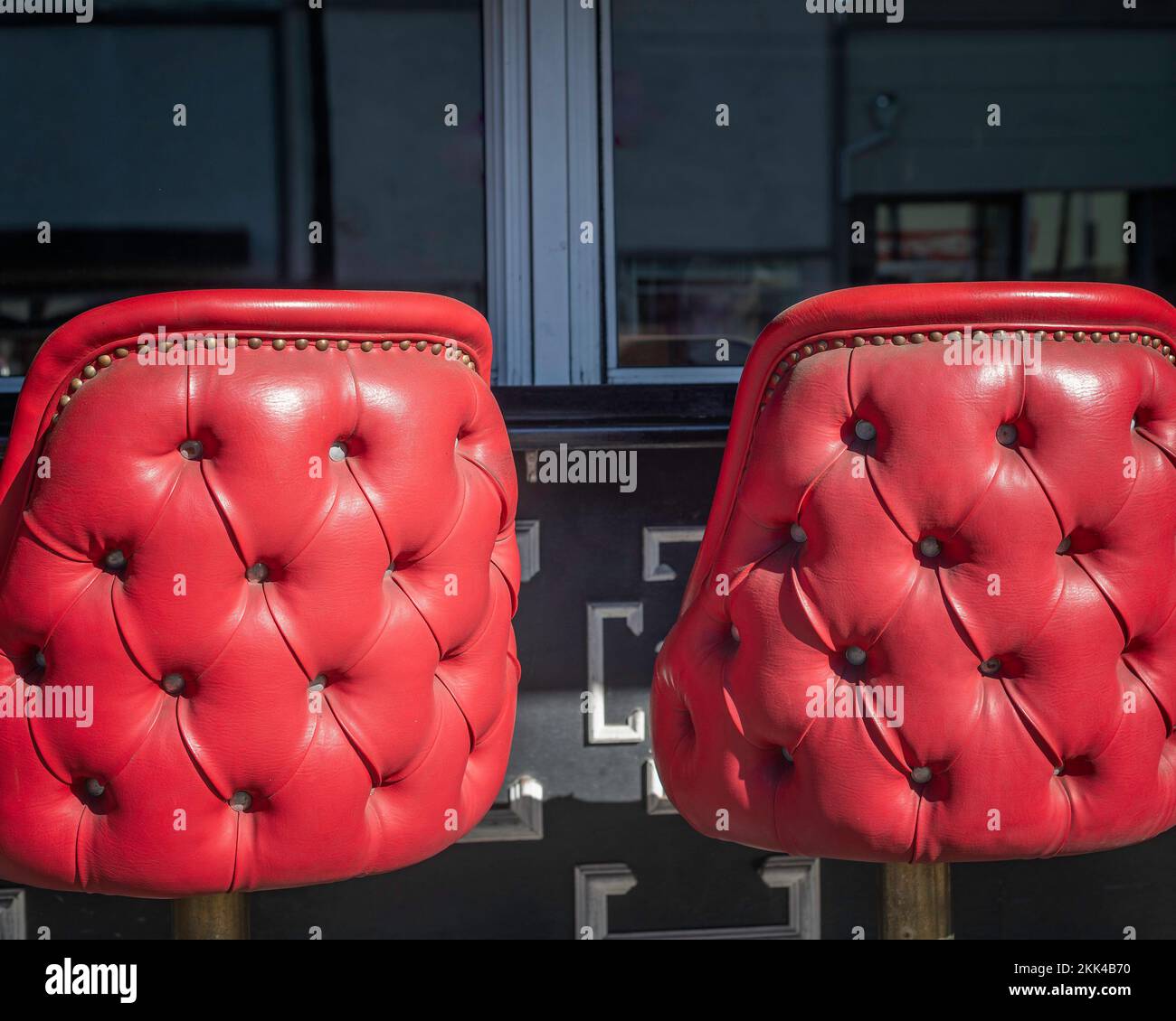 Nahaufnahme der Barhocker in einem Terrassenrestaurant im Freien. Stockfoto