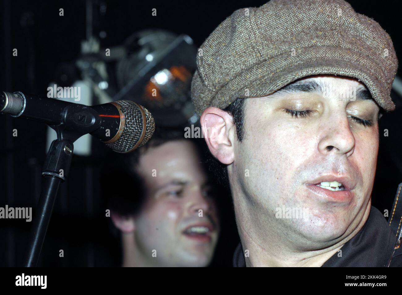 US-PUNKBAND RADIO 4, KONZERT, 2003: Anthony Roman Leadsänger und Gitarrist der amerikanischen Punkband RADIO 4 im Barfly in Cardiff, 21. April 2003. Foto: Rob Watkins. INFO: Radio 4 war eine US-amerikanische Punkband, die 1999 in Brooklyn gegründet wurde. Bekannt für ihren Dance-Punk-Sound, der Post-Punk- und Disco-Einflüsse verbindet, erlangten sie mit Alben wie „Gotham!“ Anerkennung. Und Hits wie „Dance to the Underground“. Stockfoto