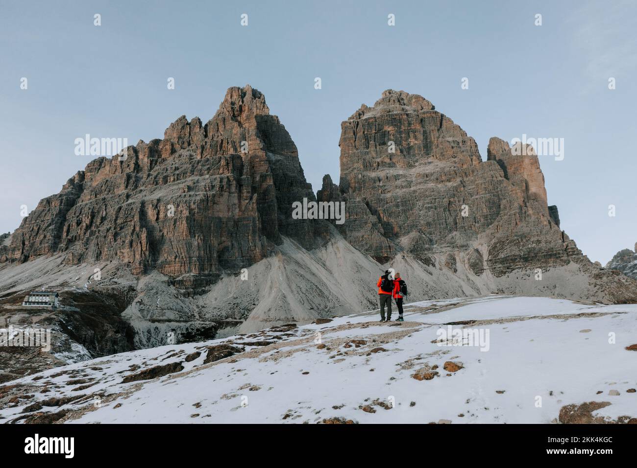 Zwei Personen in rot Jacken vor den drei Zinnen in den Dolomiten. Wandern Tre Cime. 3 Stockfoto