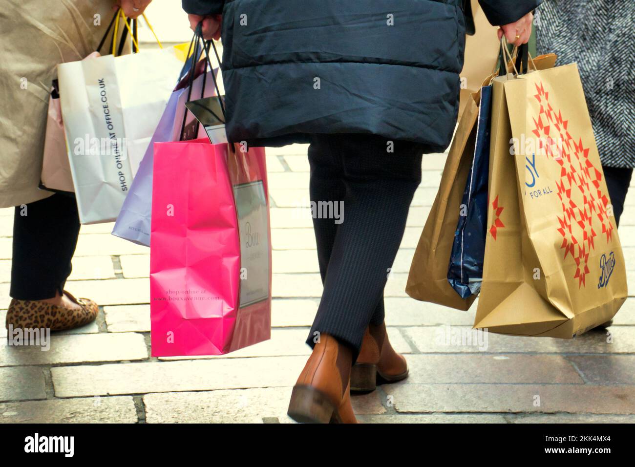 Glasgow, Schottland, Großbritannien, 25.. November 2022. Die Einkaufsmöglichkeiten am Black Friday sahen Ladenwerbung und Einkaufstüten auf der Buchanan Street, der stilvollen Meile und Einkaufshauptstadt Schottlands. Credit Gerard Ferry/Alamy Live News Stockfoto
