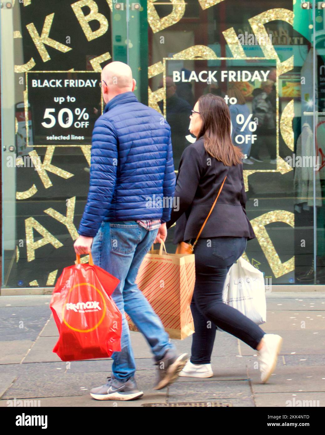 Glasgow, Schottland, Großbritannien, 25.. November 2022. Die Einkaufsmöglichkeiten am Black Friday sahen Ladenwerbung und Einkaufstüten auf der Buchanan Street, der stilvollen Meile und Einkaufshauptstadt Schottlands. Credit Gerard Ferry/Alamy Live News Stockfoto