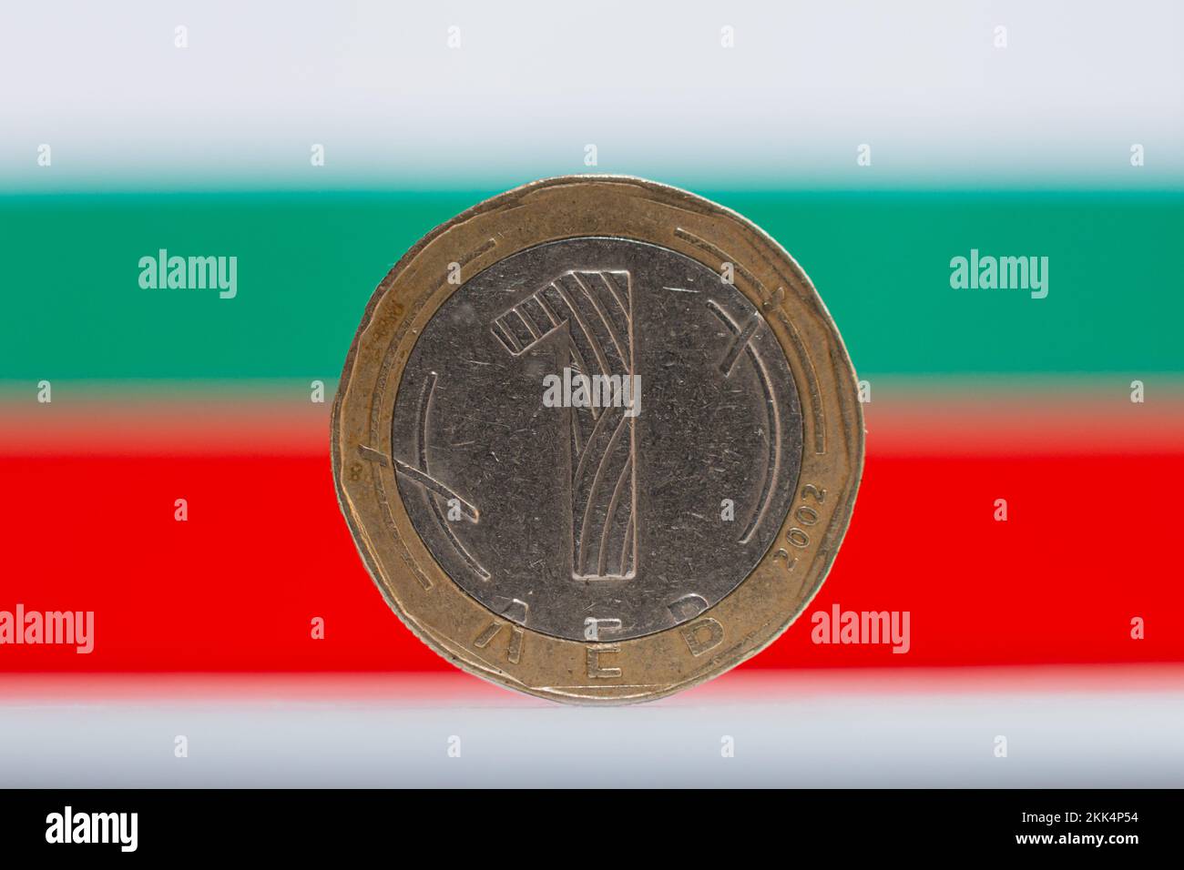 Eine bulgarische LEV-Münze vor der bulgarischen Flagge Stockfoto