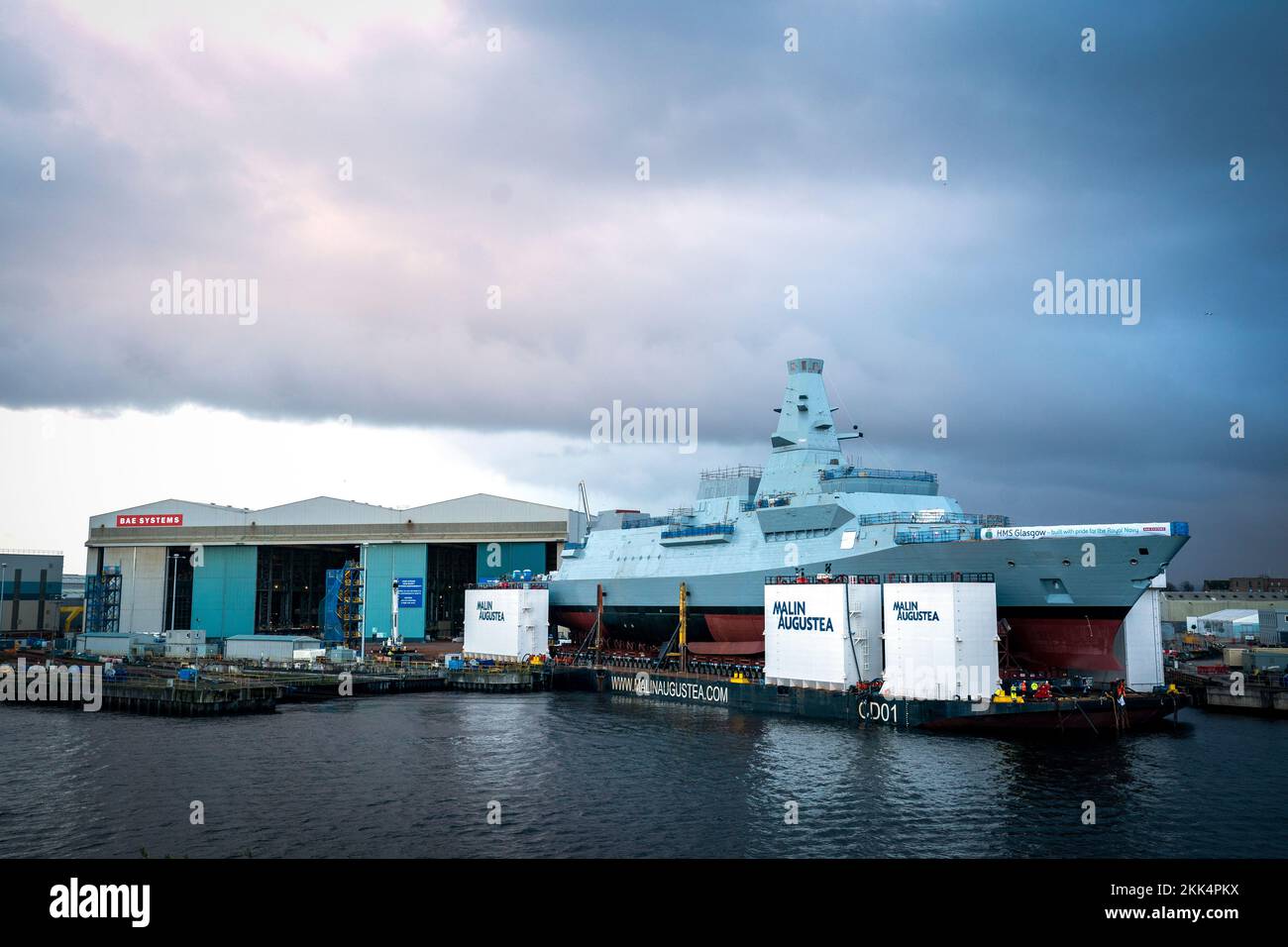 HMS Glasgow wird auf einem Kahn auf der BAE Govan Werft in Glasgow manövriert, bevor sie zur nahe gelegenen Scotstoun Werft am Fluss Clyde gebracht wird. HMS Glasgow ist die erste Fregatte des Typs 26, die auf der Clyde gebaut wurde. Foto: Freitag, 25. November 2022. Stockfoto