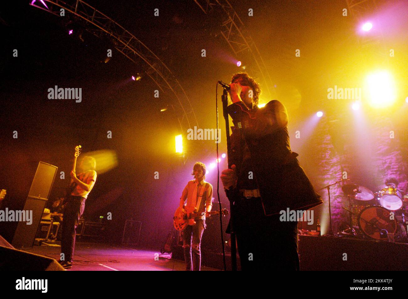 THE STROKES, ROOM ON FIRE TOUR, 2003: Julian Casablancas und der Rest der Band von THE STROKES spielen live auf der Room on Fire Tour in der Cardiff International Arena, 3. Dezember 2003. Foto: ROB WATKINS Stockfoto
