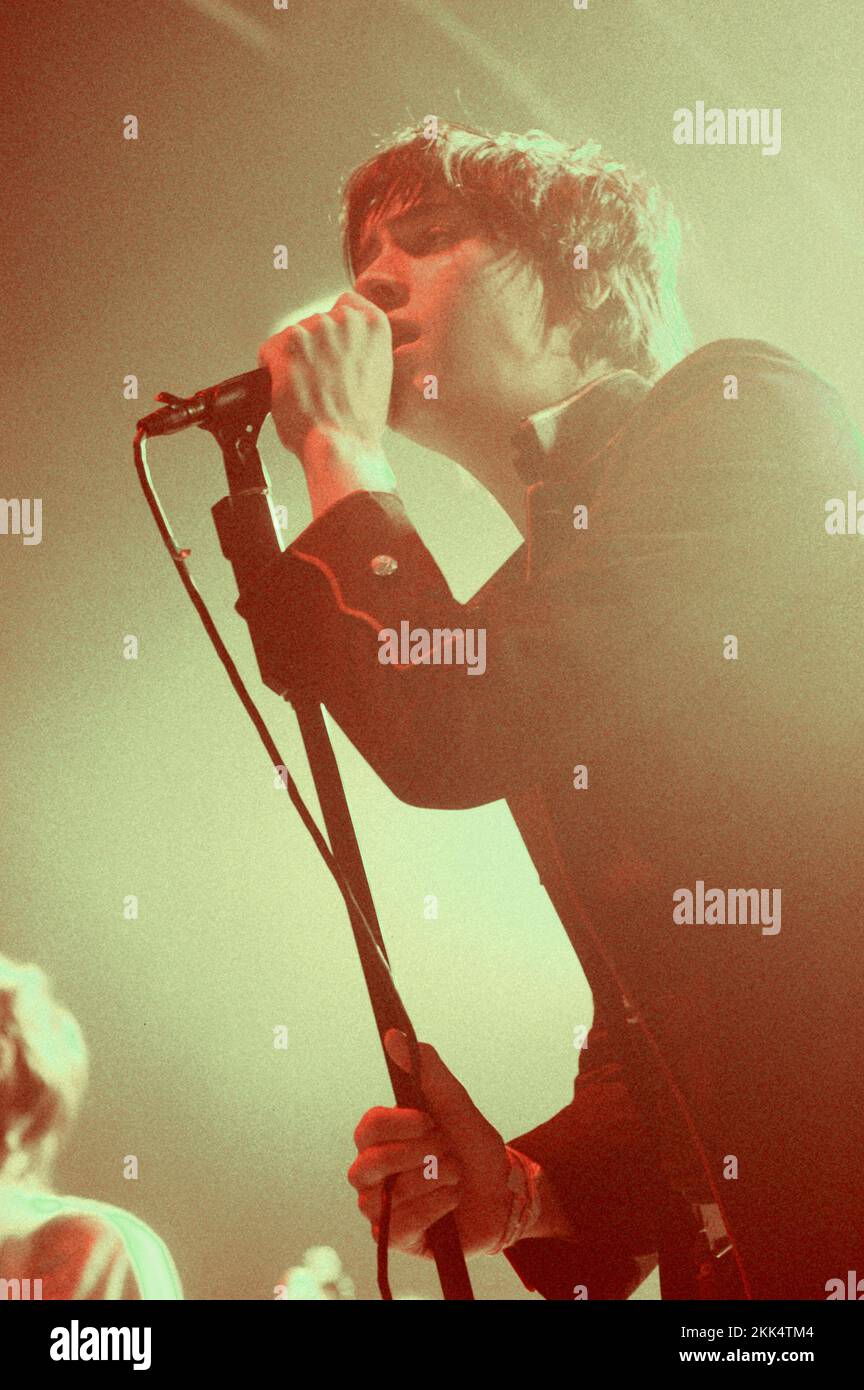 THE STROKES, ROOM ON FIRE TOUR, 2003: Julian Casablancas from THE STROKES live auf der Room on Fire Tour in der Cardiff International Arena, 3. Dezember 2003. Foto: ROB WATKINS Stockfoto