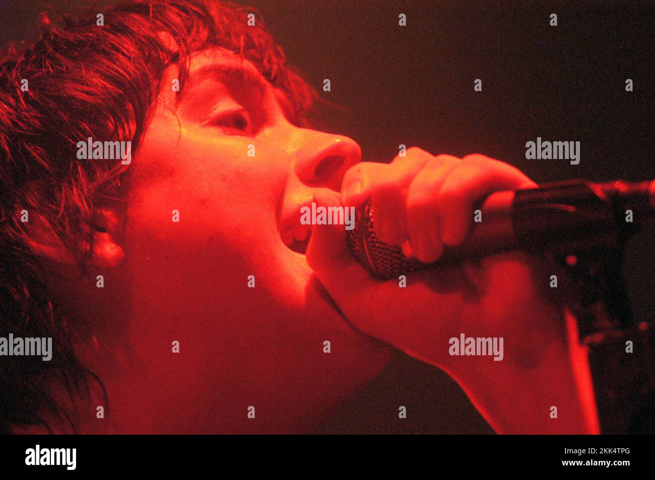 THE STROKES, ROOM ON FIRE TOUR, 2003: Julian Casablancas from THE STROKES live auf der Room on Fire Tour in der Cardiff International Arena, 3. Dezember 2003. Foto: ROB WATKINS Stockfoto