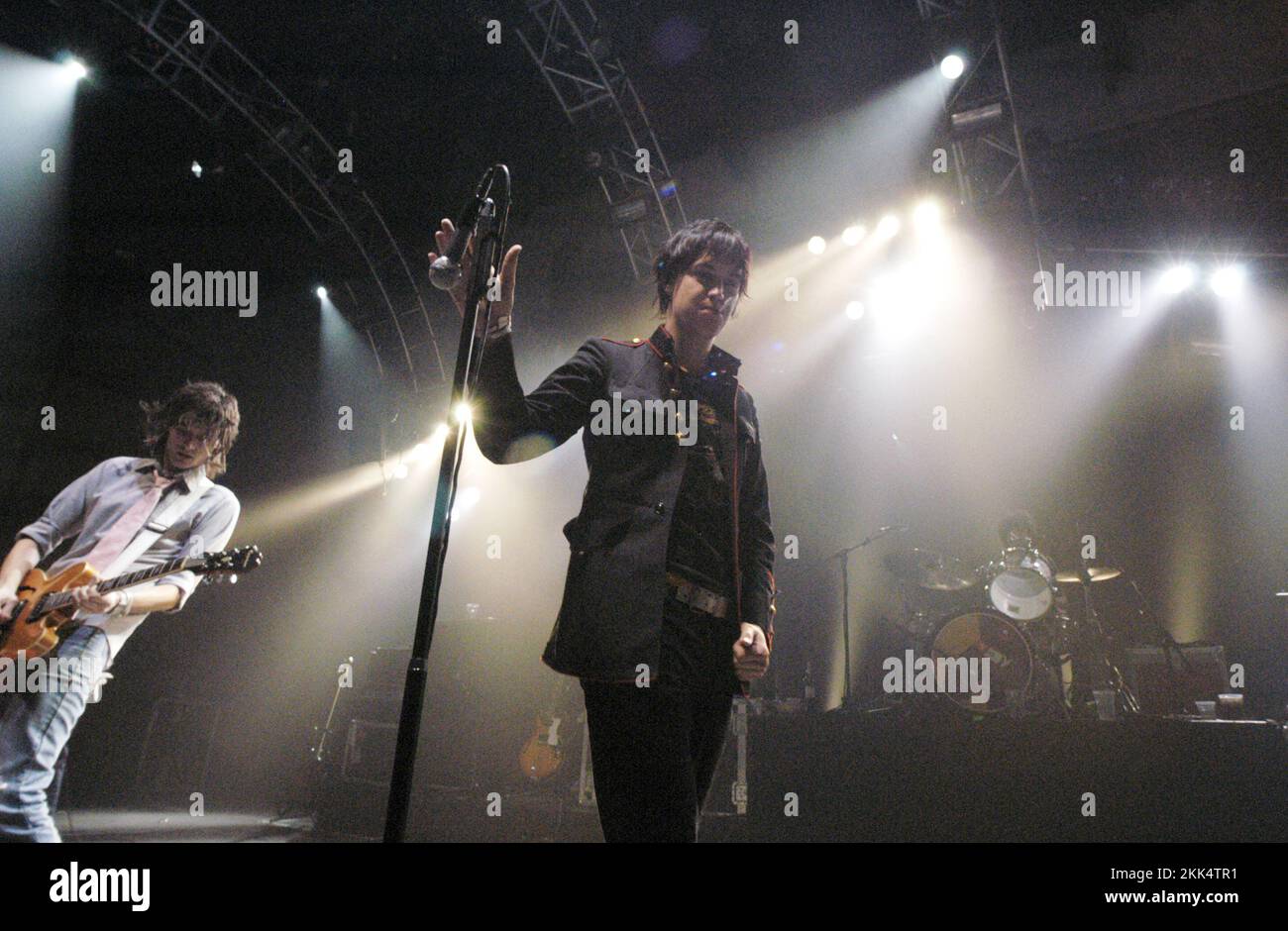 THE STROKES, ROOM ON FIRE TOUR, 2003: Julian Casablancas from THE STROKES live auf der Room on Fire Tour in der Cardiff International Arena, 3. Dezember 2003. Foto: ROB WATKINS Stockfoto